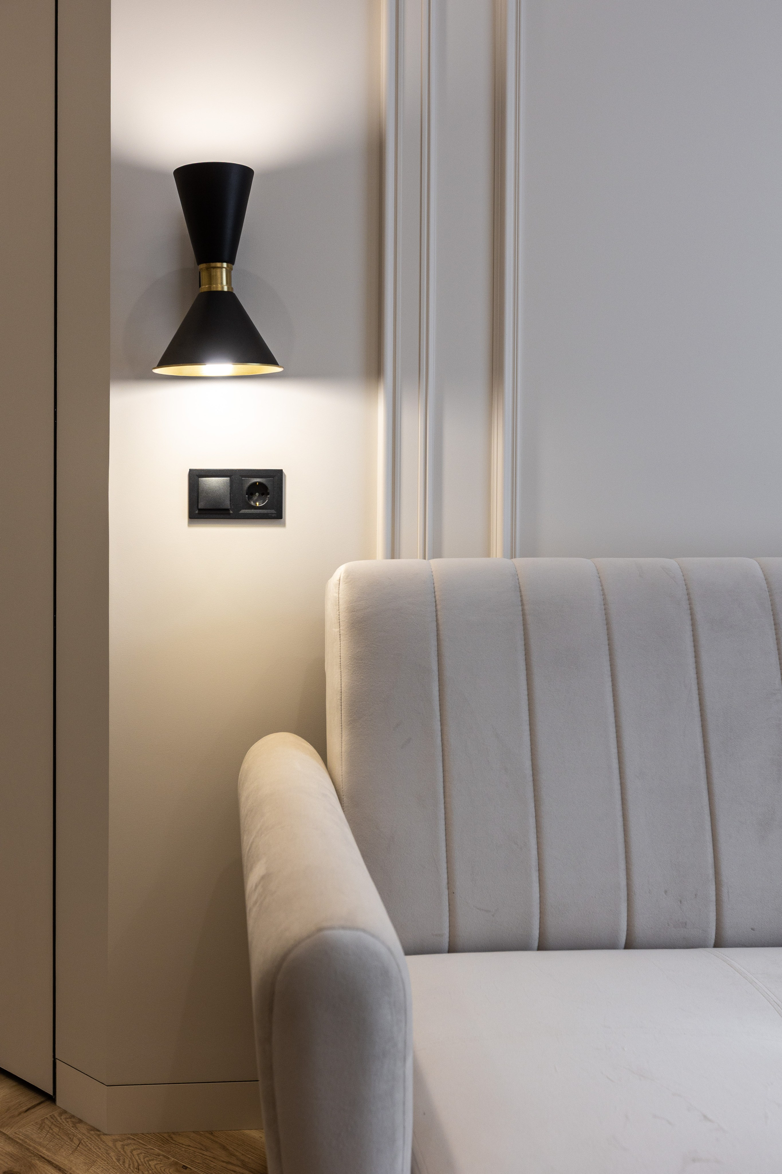 Настінний світильник біля дивана, мінімалістичний інтер’єр, фотограф Дніпро.