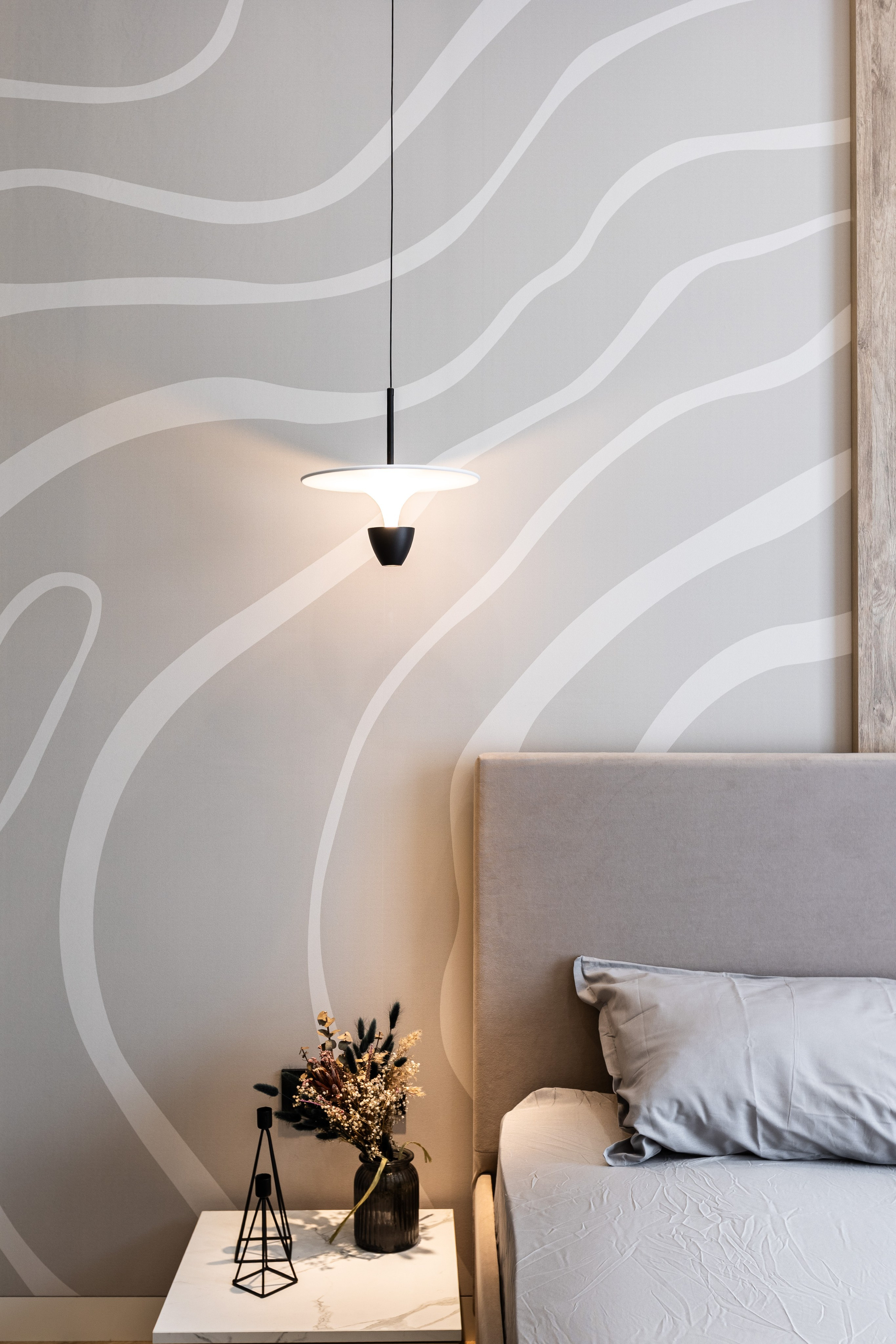 Підвісний світильник над ліжком і тумбою, спальня, фотограф Дніпро.