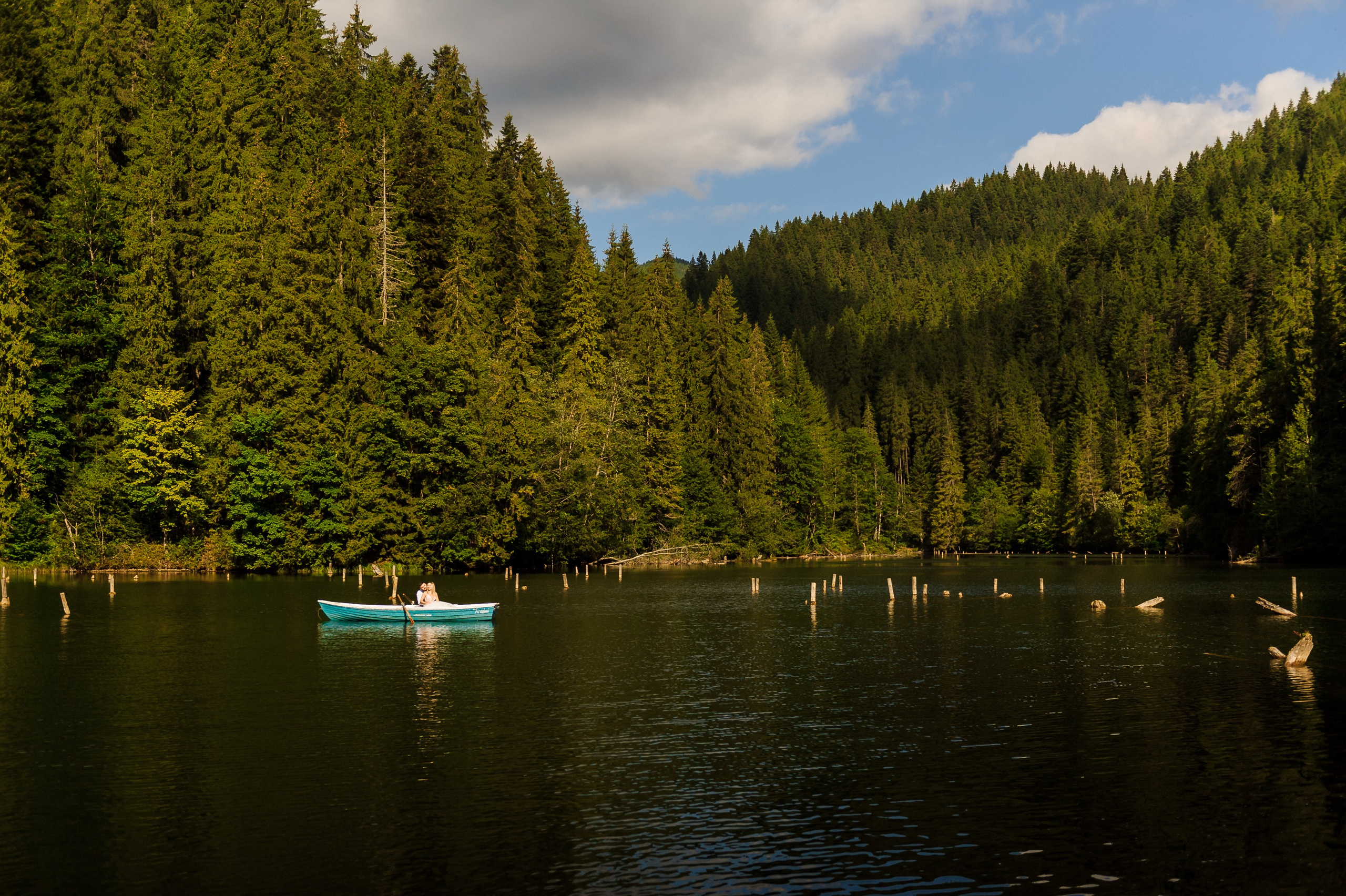 Mihai & Irina (Lacul Rosu, Cheile Bicazului). Fotograf de nunta Ion Cobzac