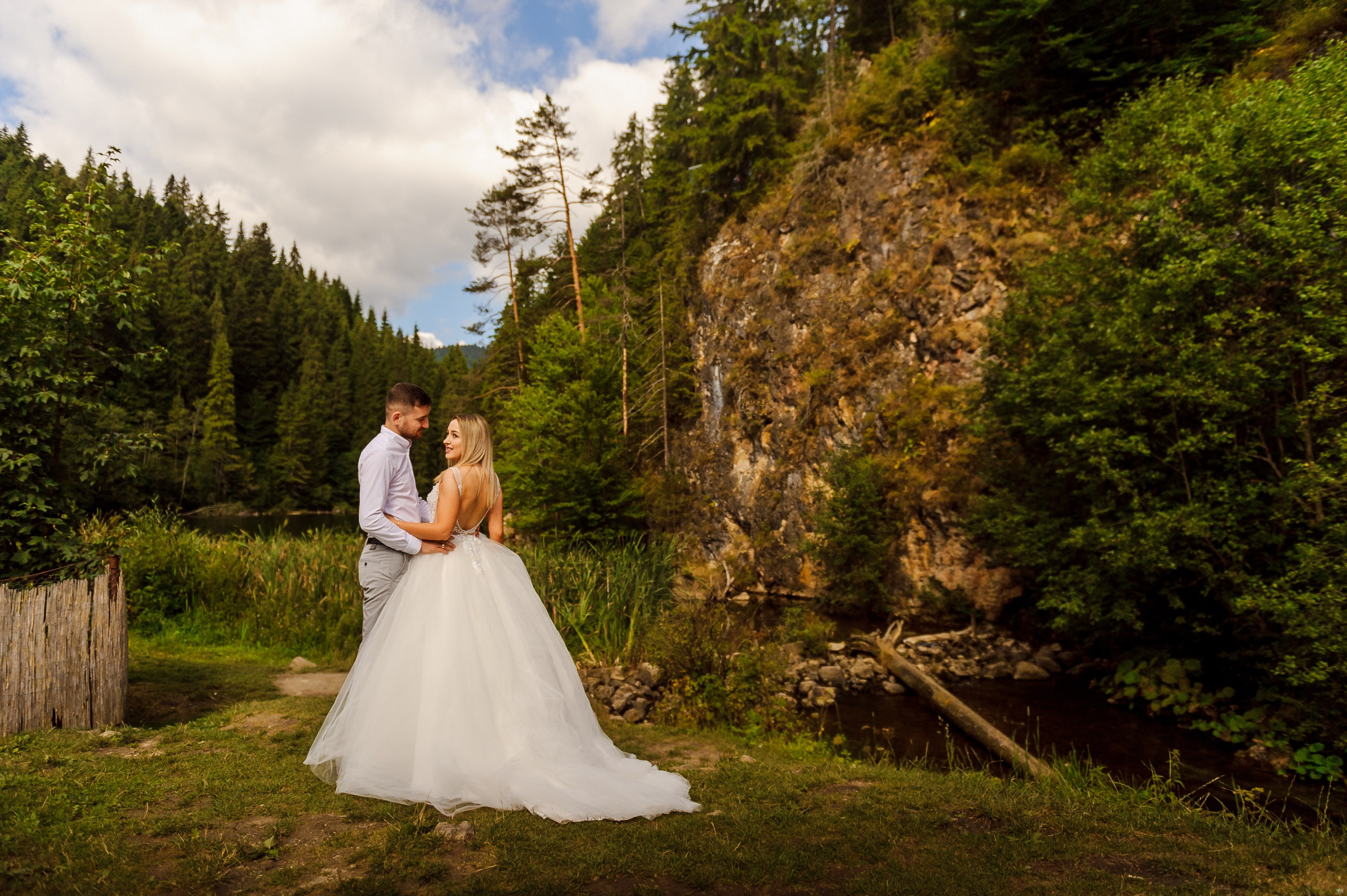 Mihai & Irina (Lacul Rosu, Cheile Bicazului). Fotograf de nunta Ion Cobzac