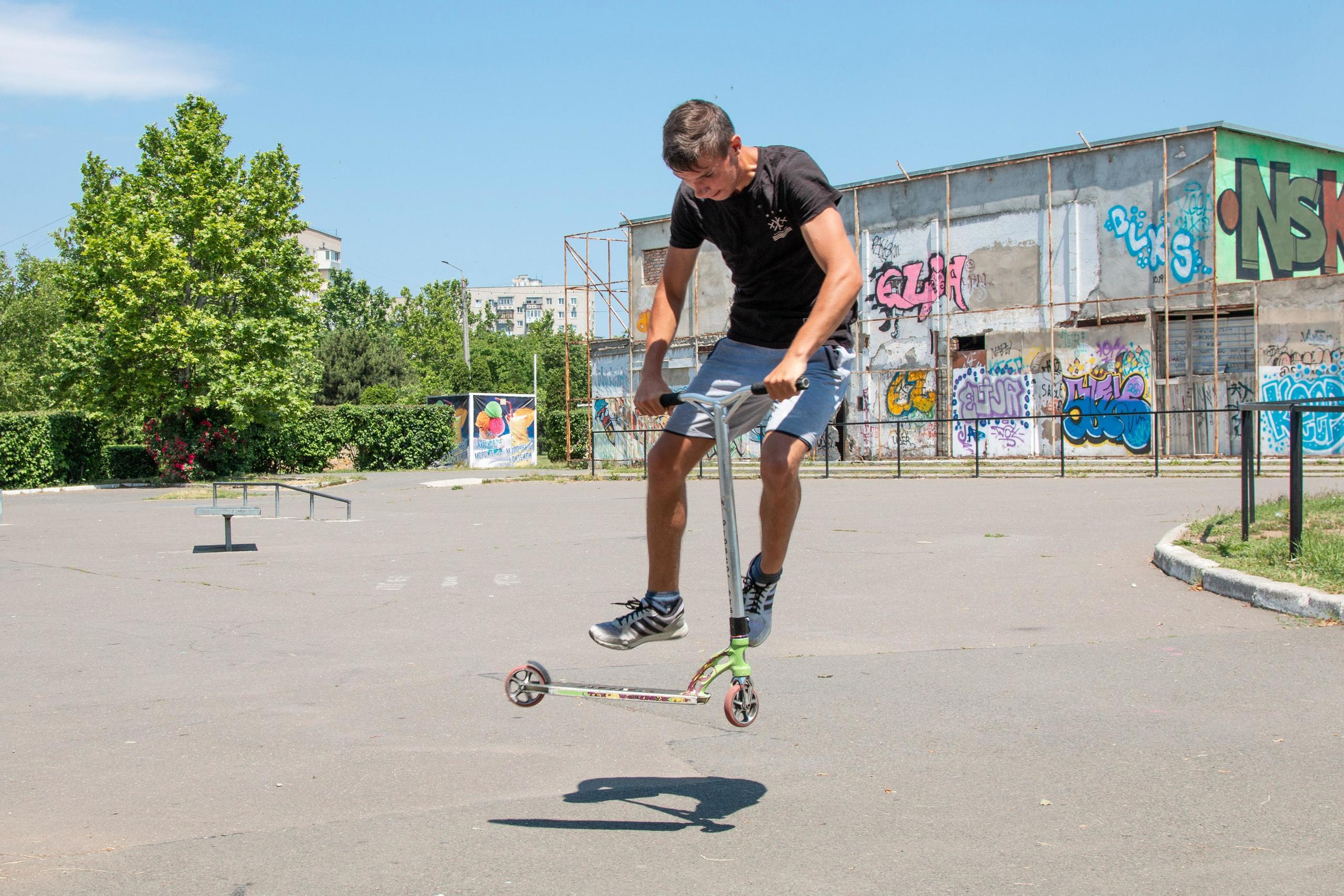 Трюки на самокате. Семейный фотограф Великодолинское