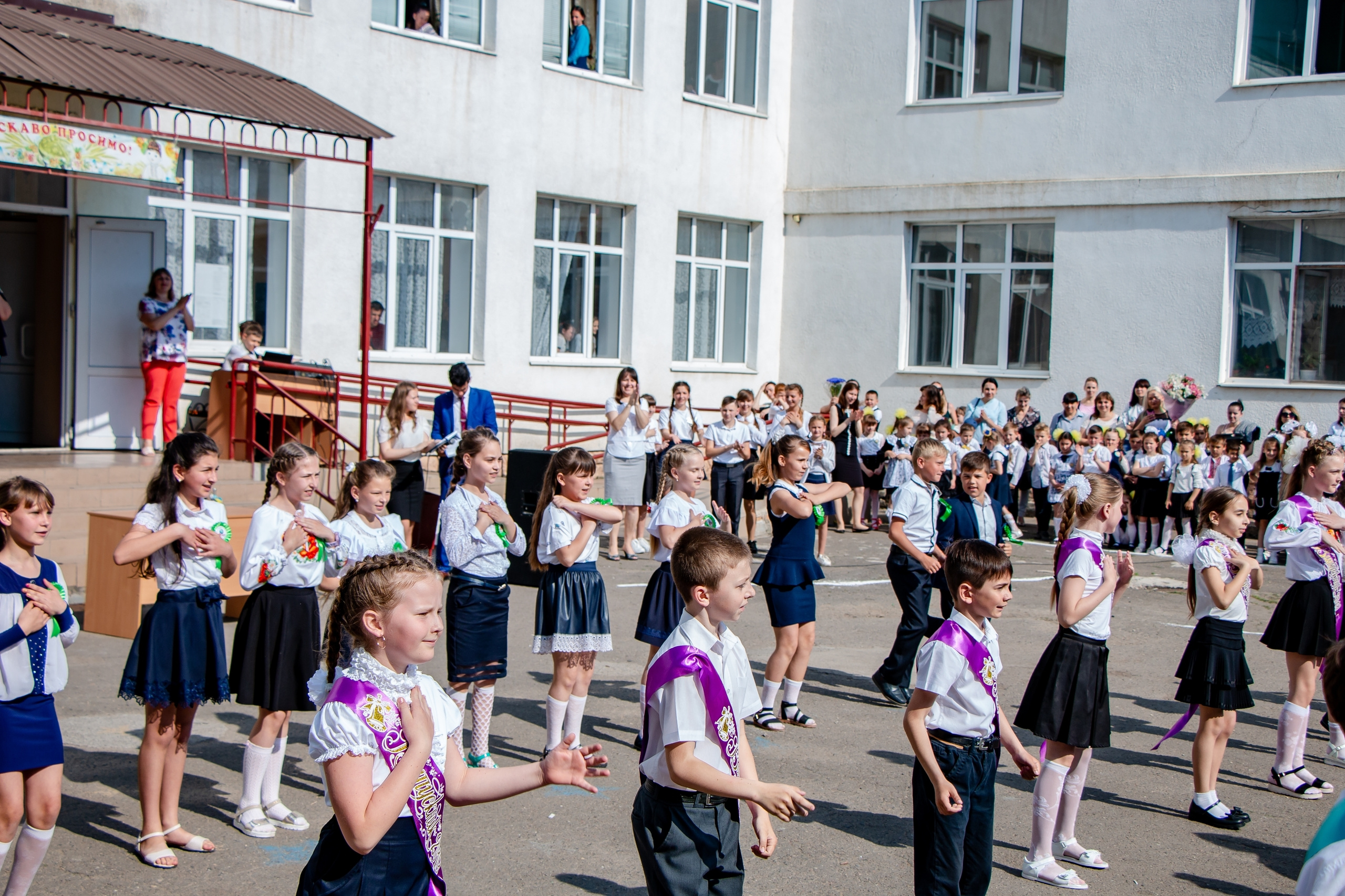 Великодолинское школа номер 1. Семейный фотограф Великодолинское