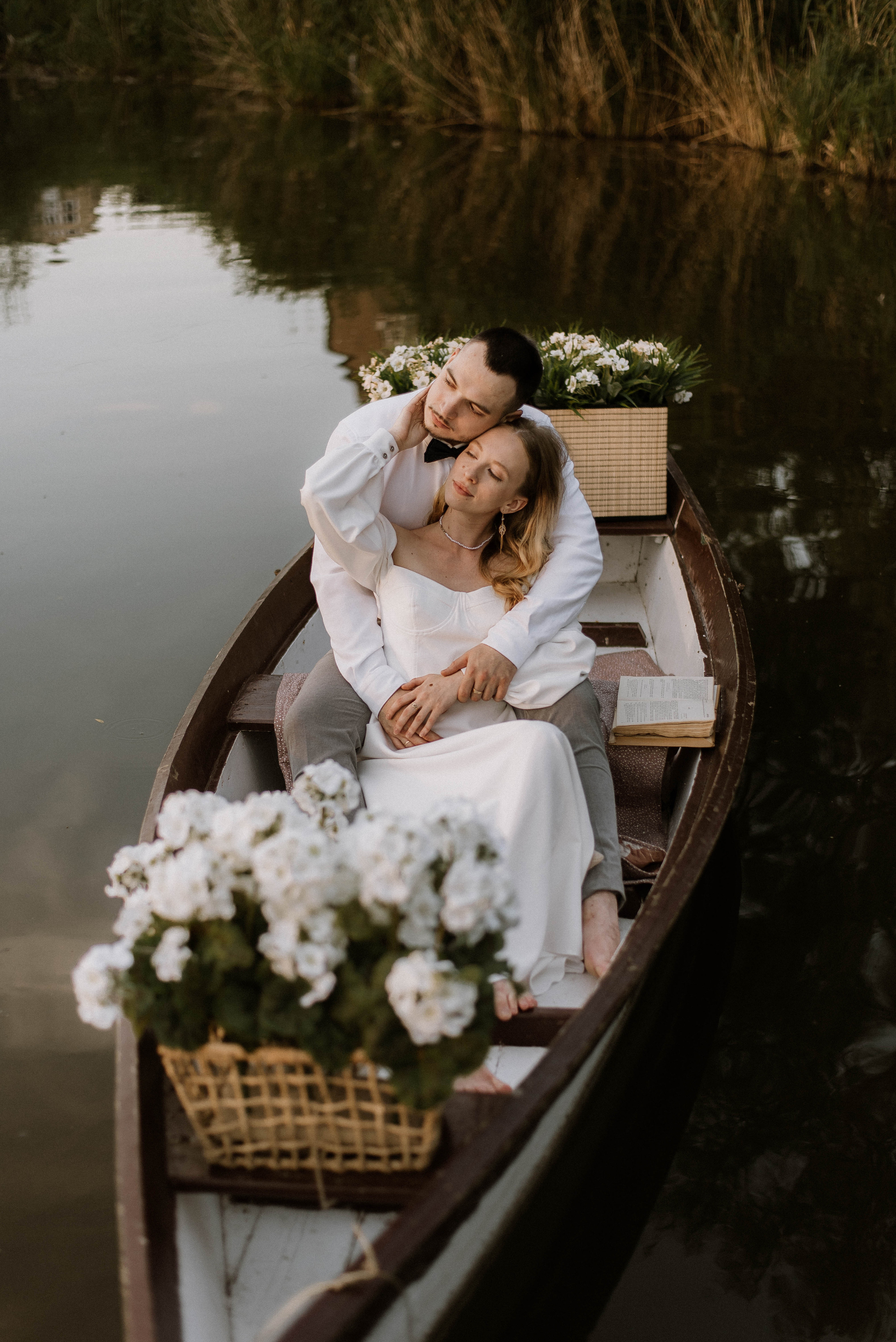 Весільна фотосесія на човні, Київ, Україна, весільний фотограф. Весільний та фотограф Київ Україна Олександра, свадебный Киев Украина