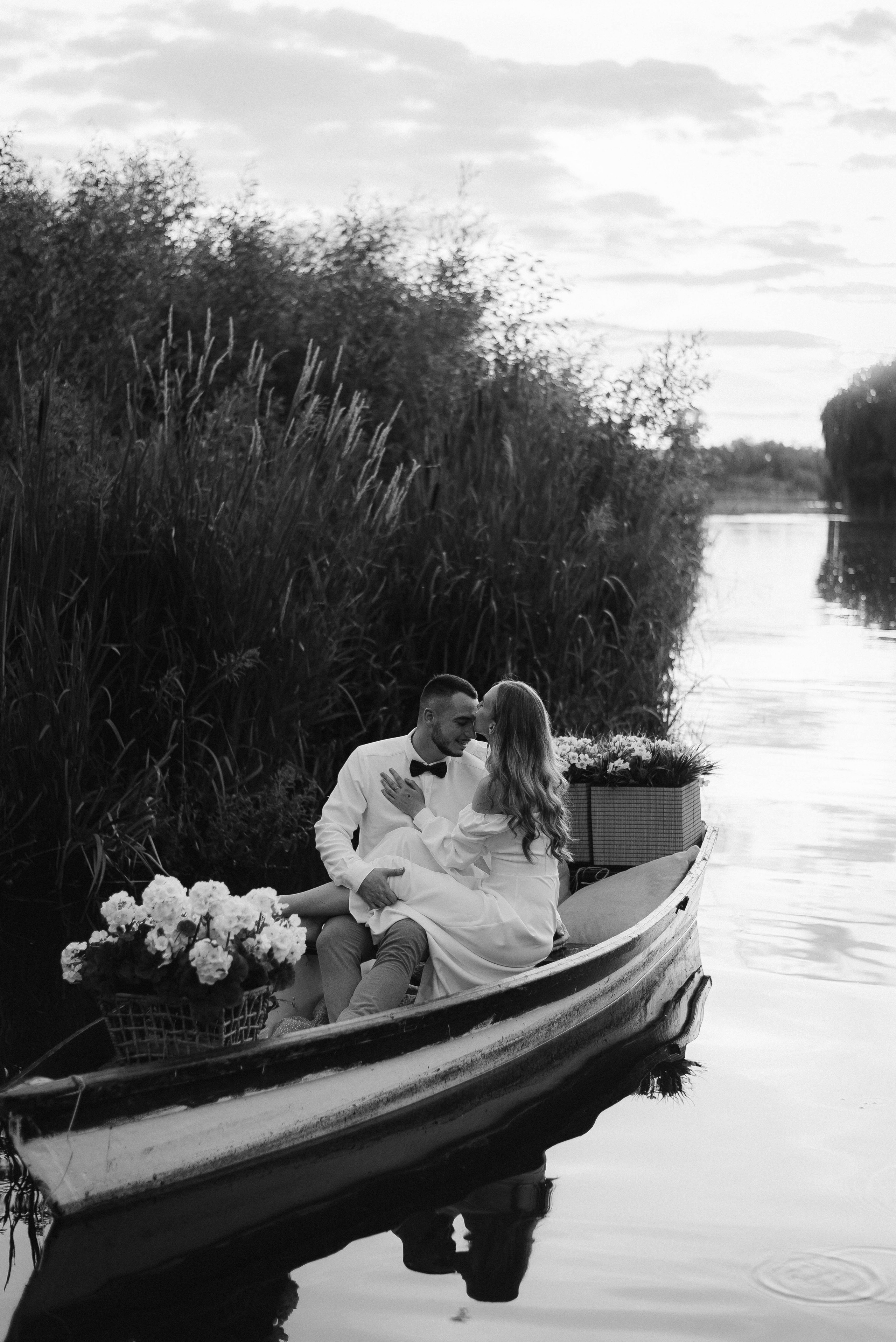 Весільна фотосесія на човні, Київ, Україна, весільний фотограф. Весільний та фотограф Київ Україна Олександра, свадебный Киев Украина