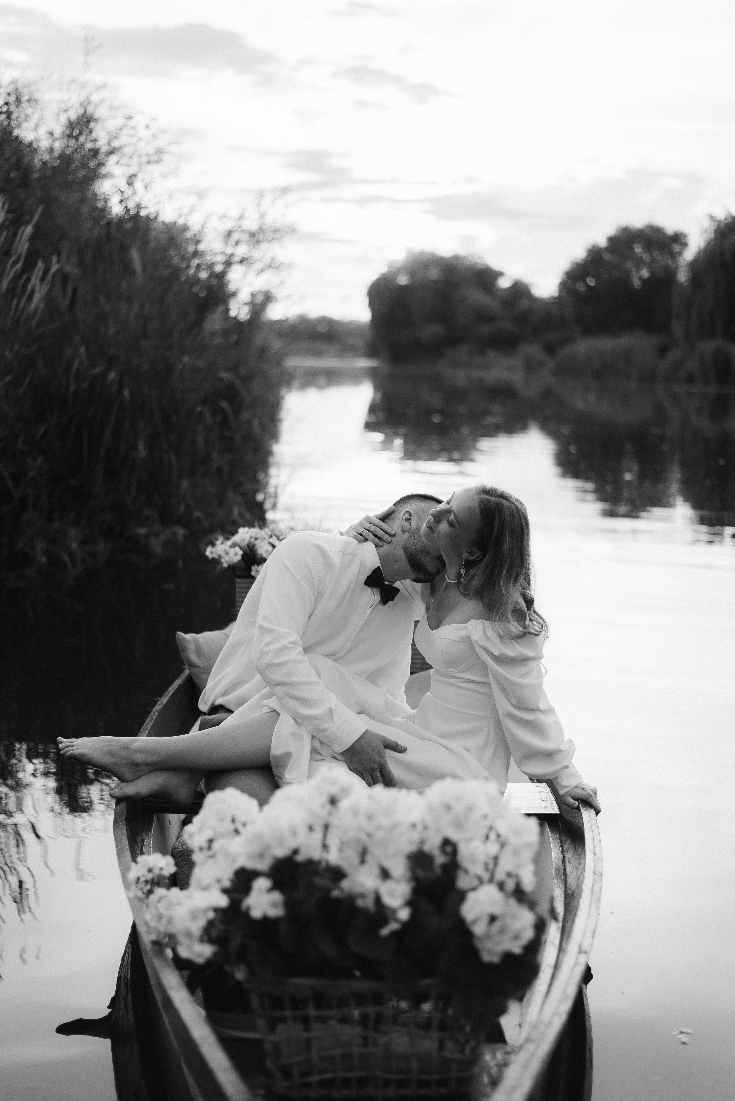 Весільна фотосесія на човні, Київ, Україна, весільний фотограф. Весільний та фотограф Київ Україна Олександра, свадебный Киев Украина