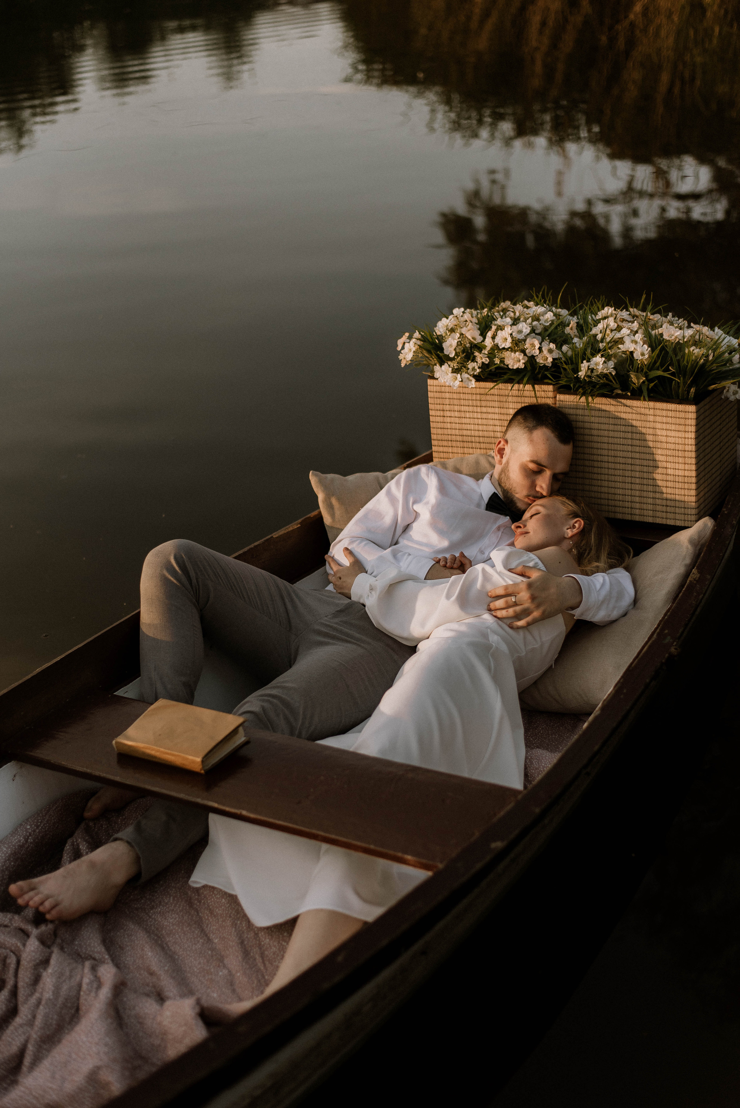Весільна фотосесія на човні, Київ, Україна, весільний фотограф. Весільний та фотограф Київ Україна Олександра, свадебный Киев Украина