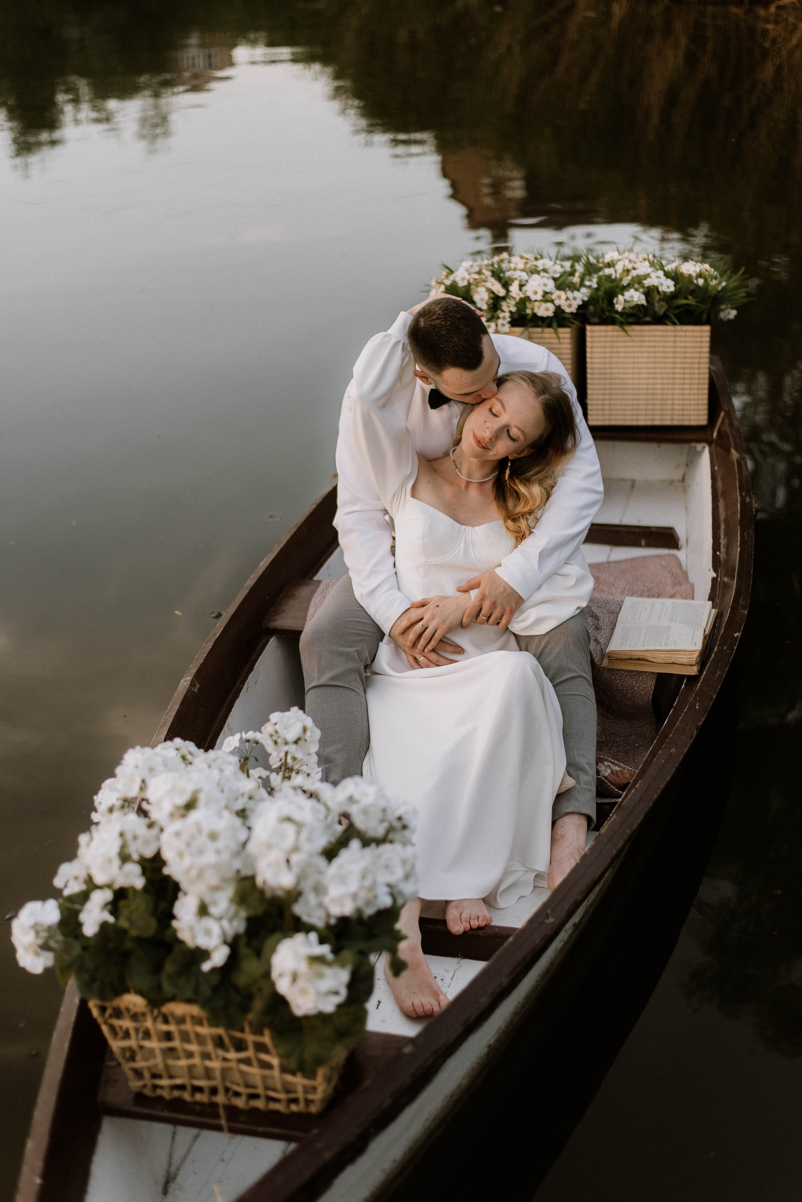 Весільна фотосесія на човні, Київ, Україна, весільний фотограф. Весільний та фотограф Київ Україна Олександра, свадебный Киев Украина