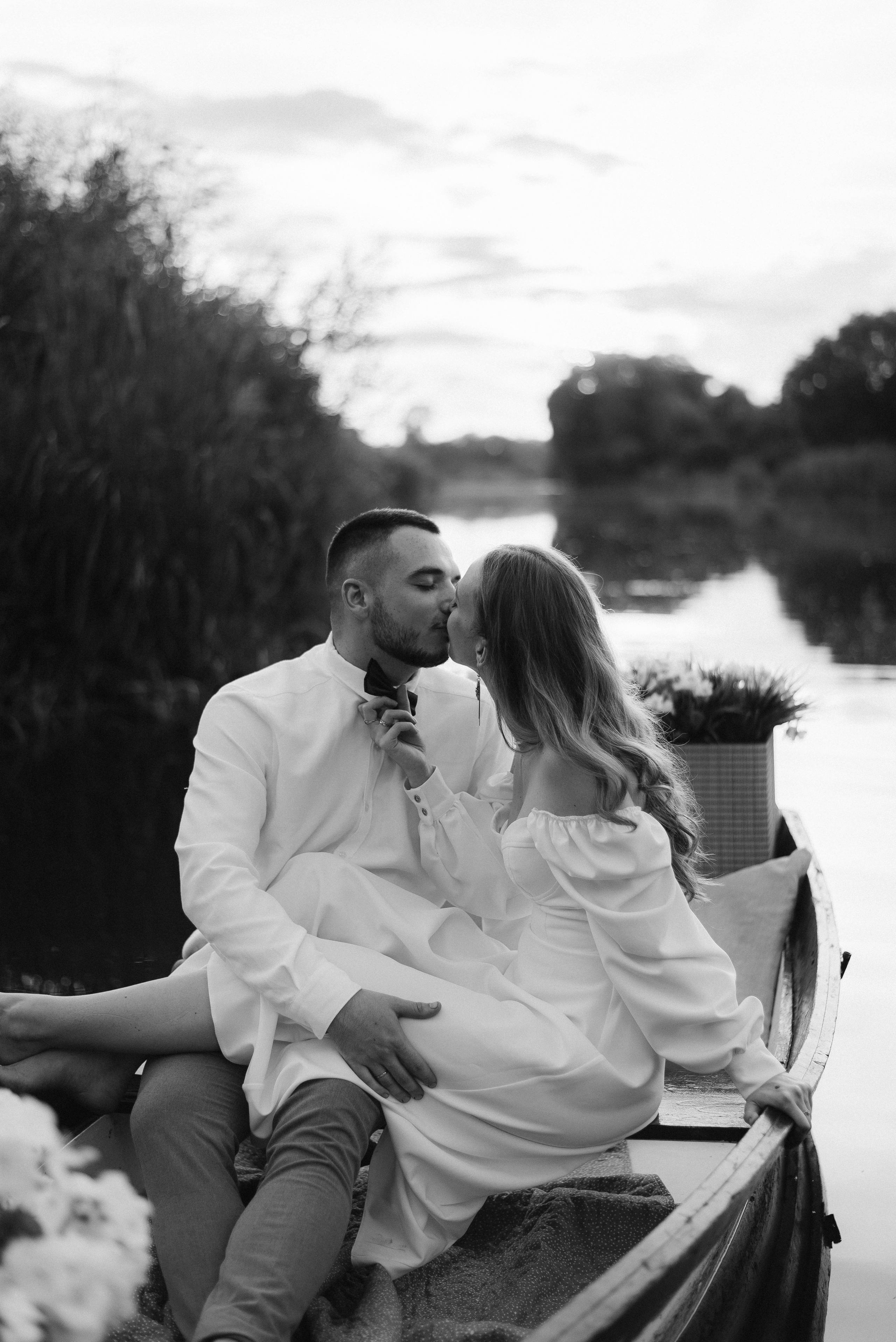 Весільна фотосесія на човні, Київ, Україна, весільний фотограф. Весільний та фотограф Київ Україна Олександра, свадебный Киев Украина