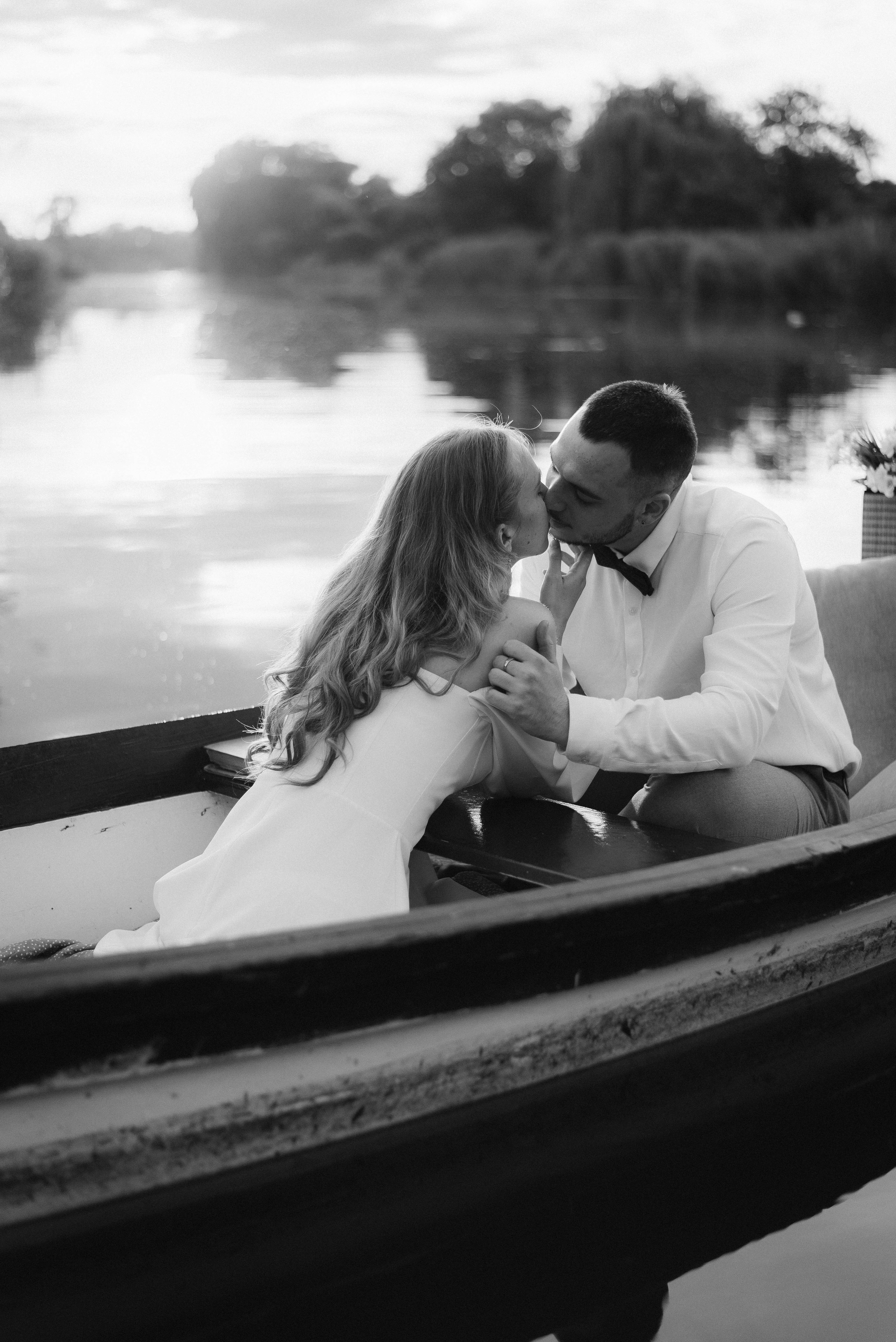 Весільна фотосесія на човні, Київ, Україна, весільний фотограф. Весільний та фотограф Київ Україна Олександра, свадебный Киев Украина
