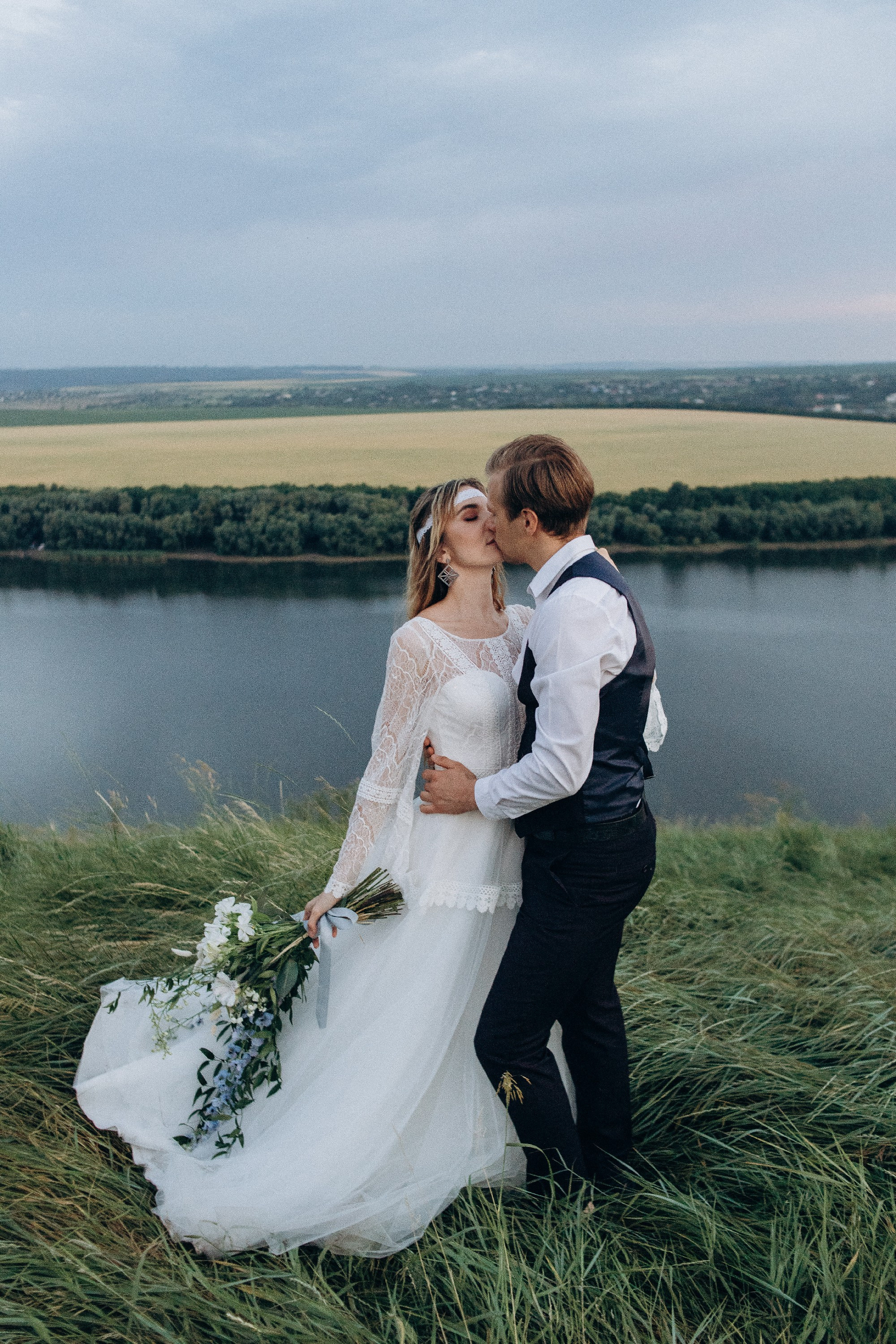 Wedding near the river. Свадебный семейный Фотограф Киев Конотоп lovestory портрет семейная