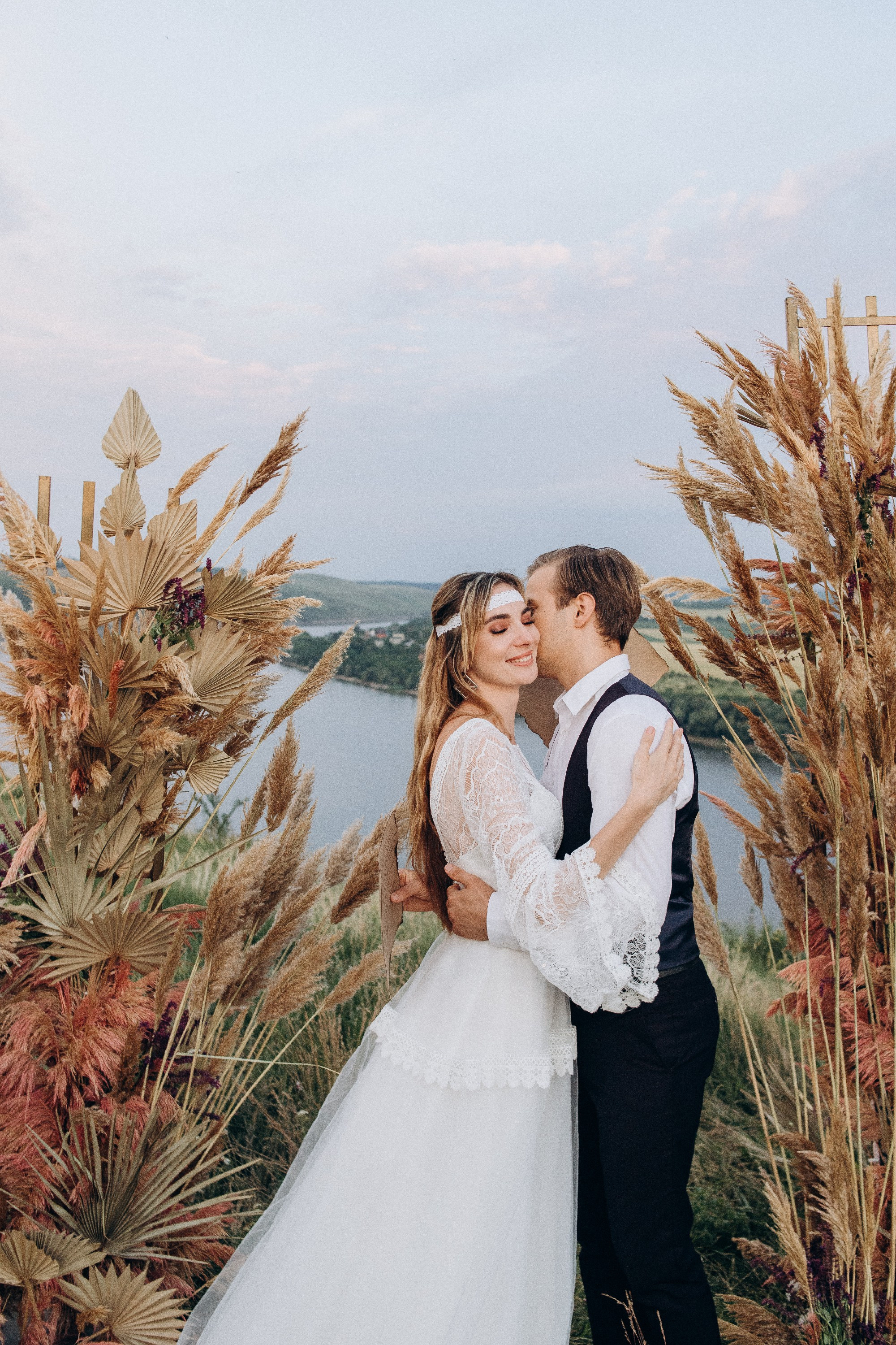 Wedding near the river. Свадебный семейный Фотограф Киев Конотоп lovestory портрет семейная