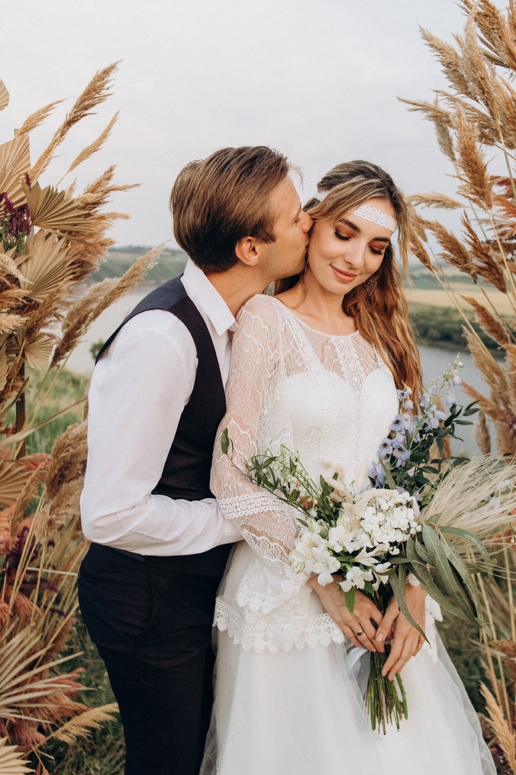 Wedding near the river. Свадебный семейный Фотограф Киев Конотоп lovestory портрет семейная