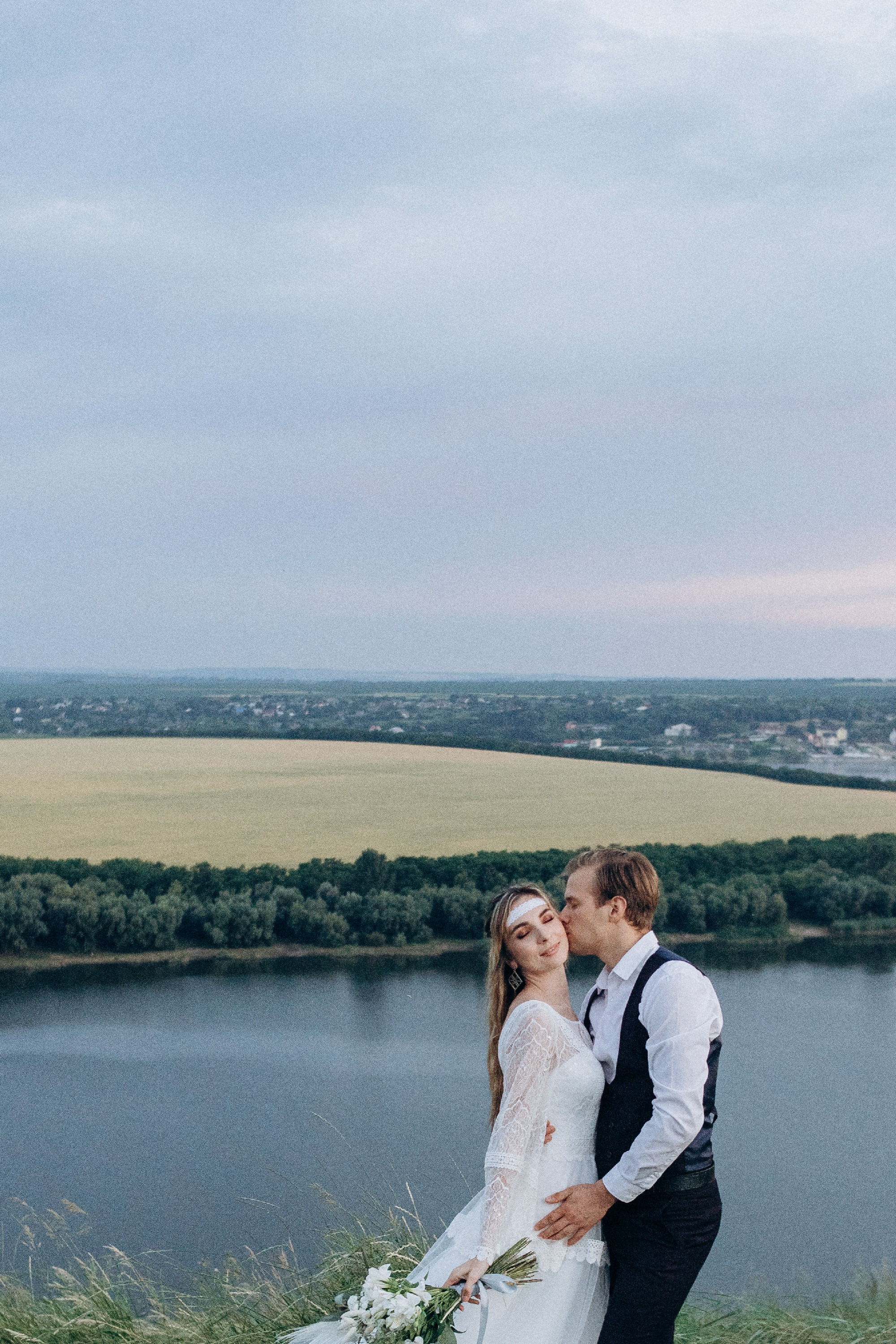 Wedding near the river. Свадебный семейный Фотограф Киев Конотоп lovestory портрет семейная