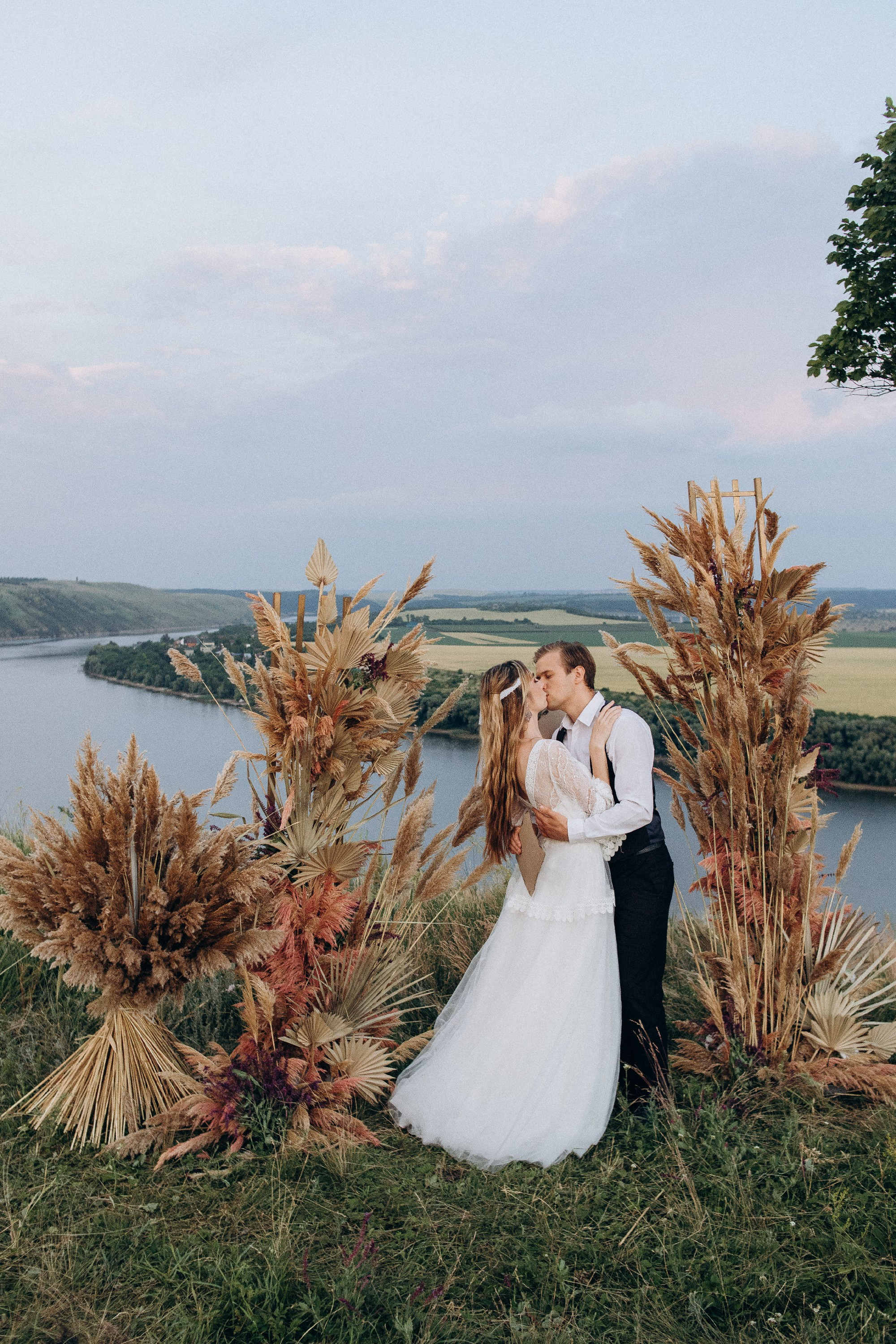 Wedding near the river. Свадебный семейный Фотограф Киев Конотоп lovestory портрет семейная