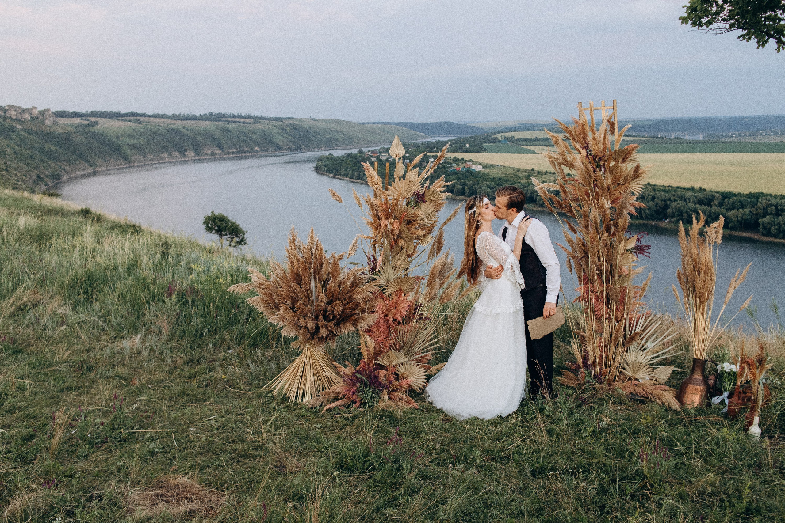 Wedding near the river. Свадебный семейный Фотограф Киев Конотоп lovestory портрет семейная