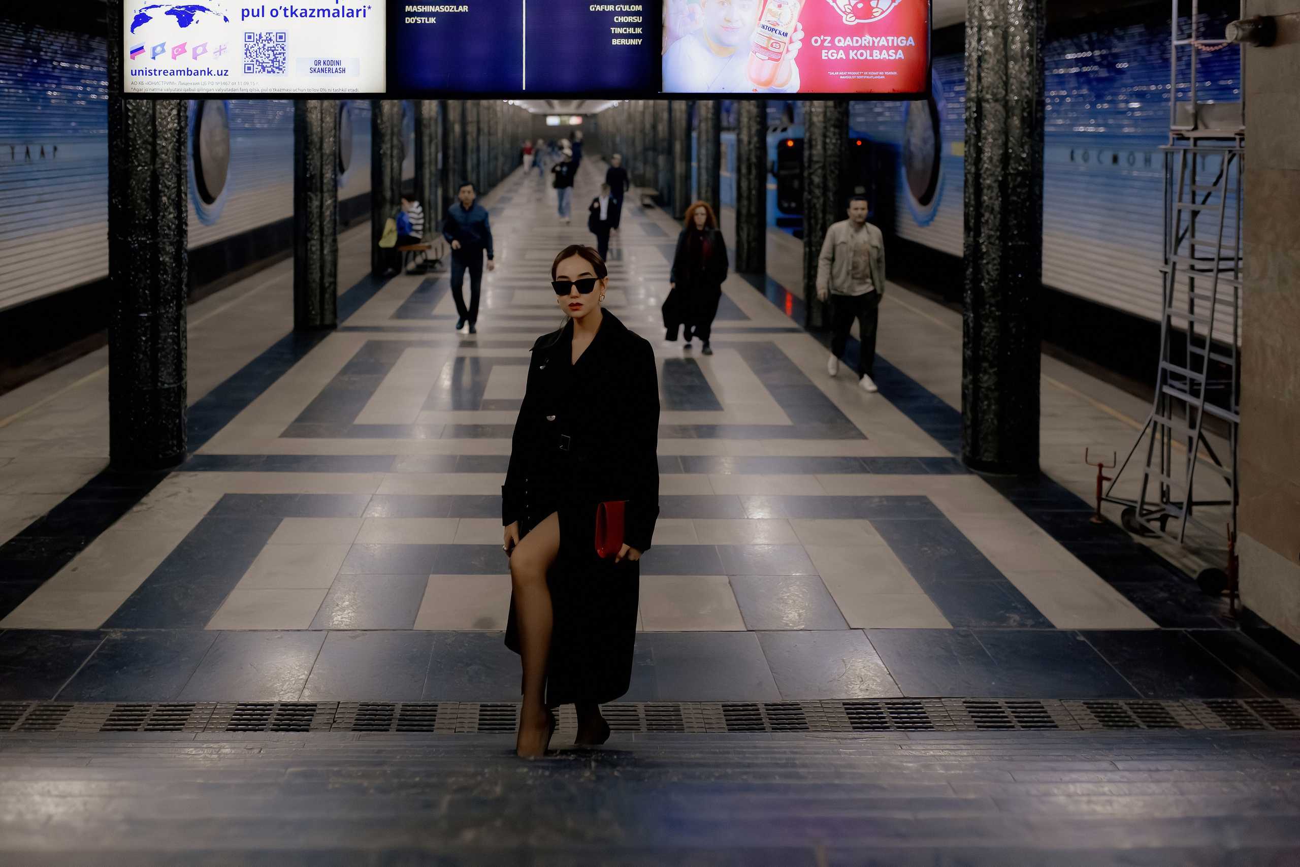 Девушка в ташкентском метро. Фотограф в Ташкенте Надежда Исаева