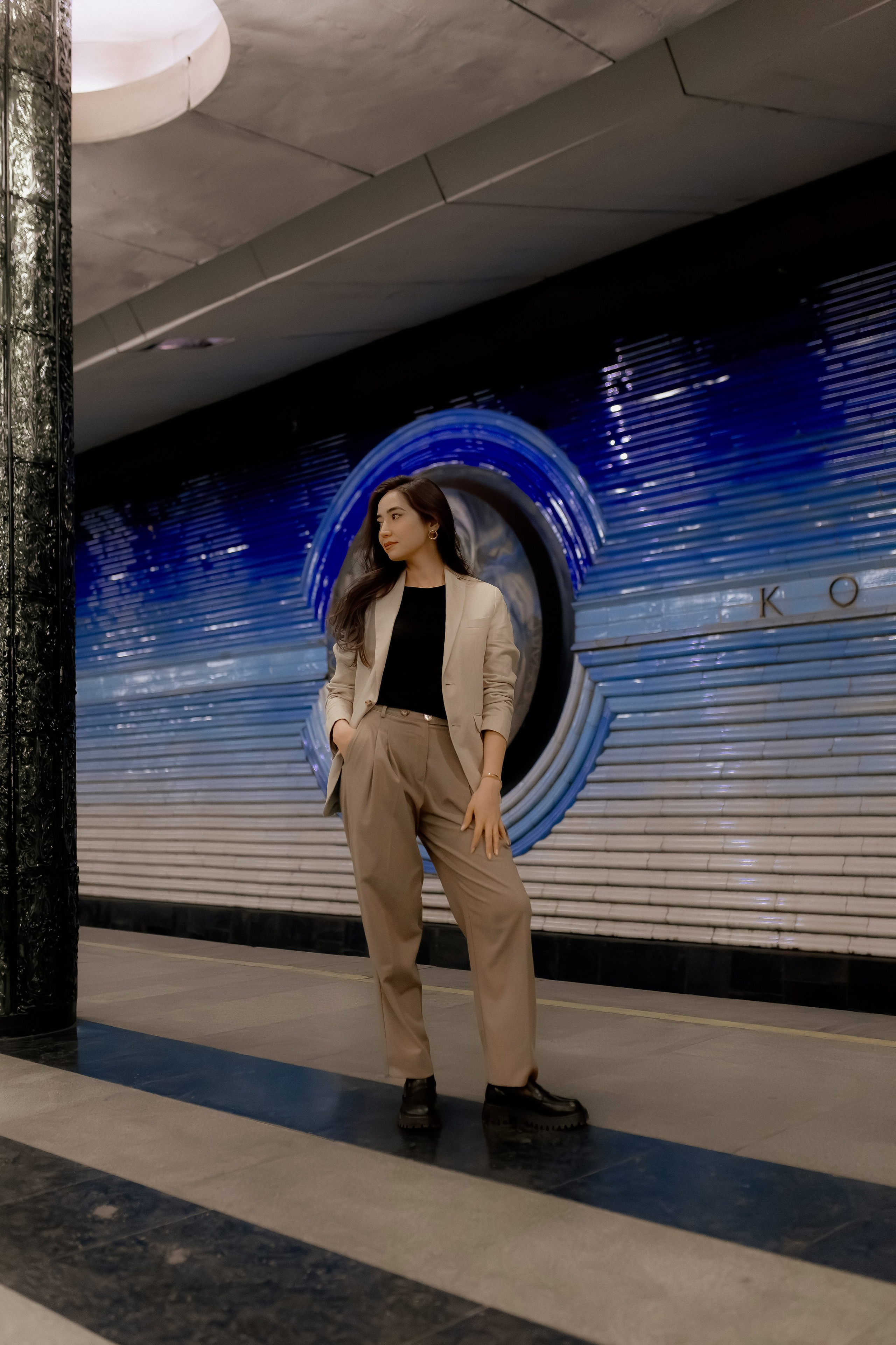 Девушка в ташкентском метро. Фотограф в Ташкенте Надежда Исаева