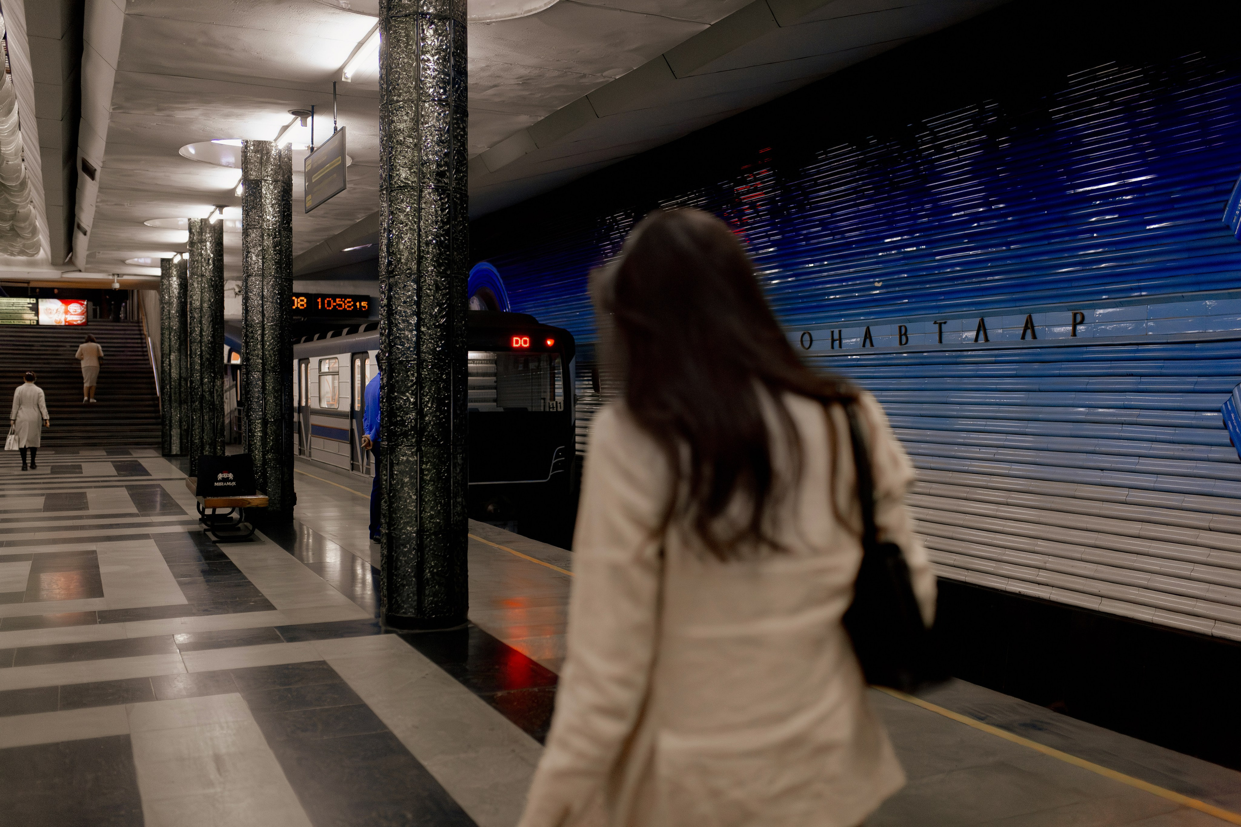 Девушка в ташкентском метро. Фотограф в Ташкенте Надежда Исаева