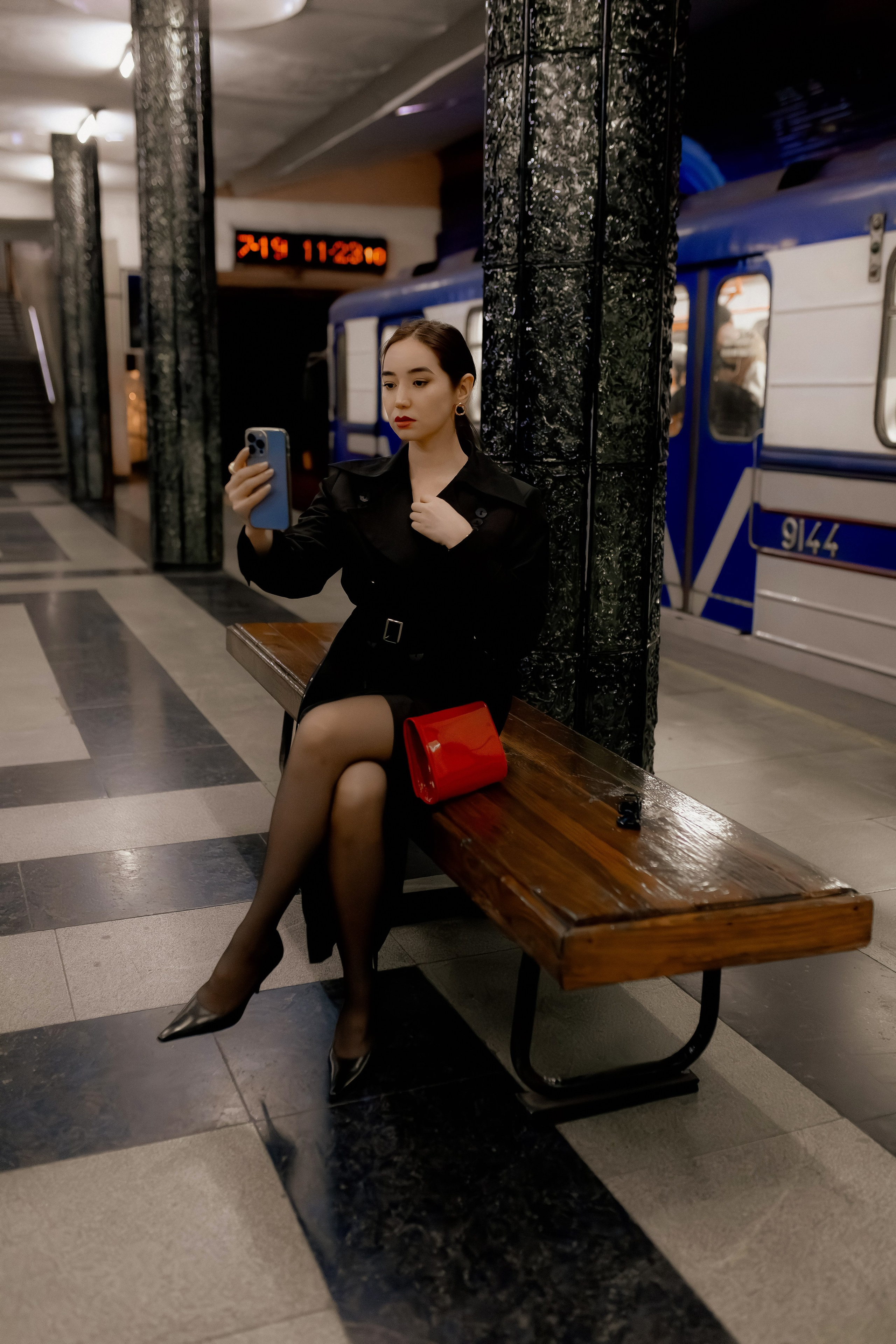 Девушка в ташкентском метро. Фотограф в Ташкенте Надежда Исаева