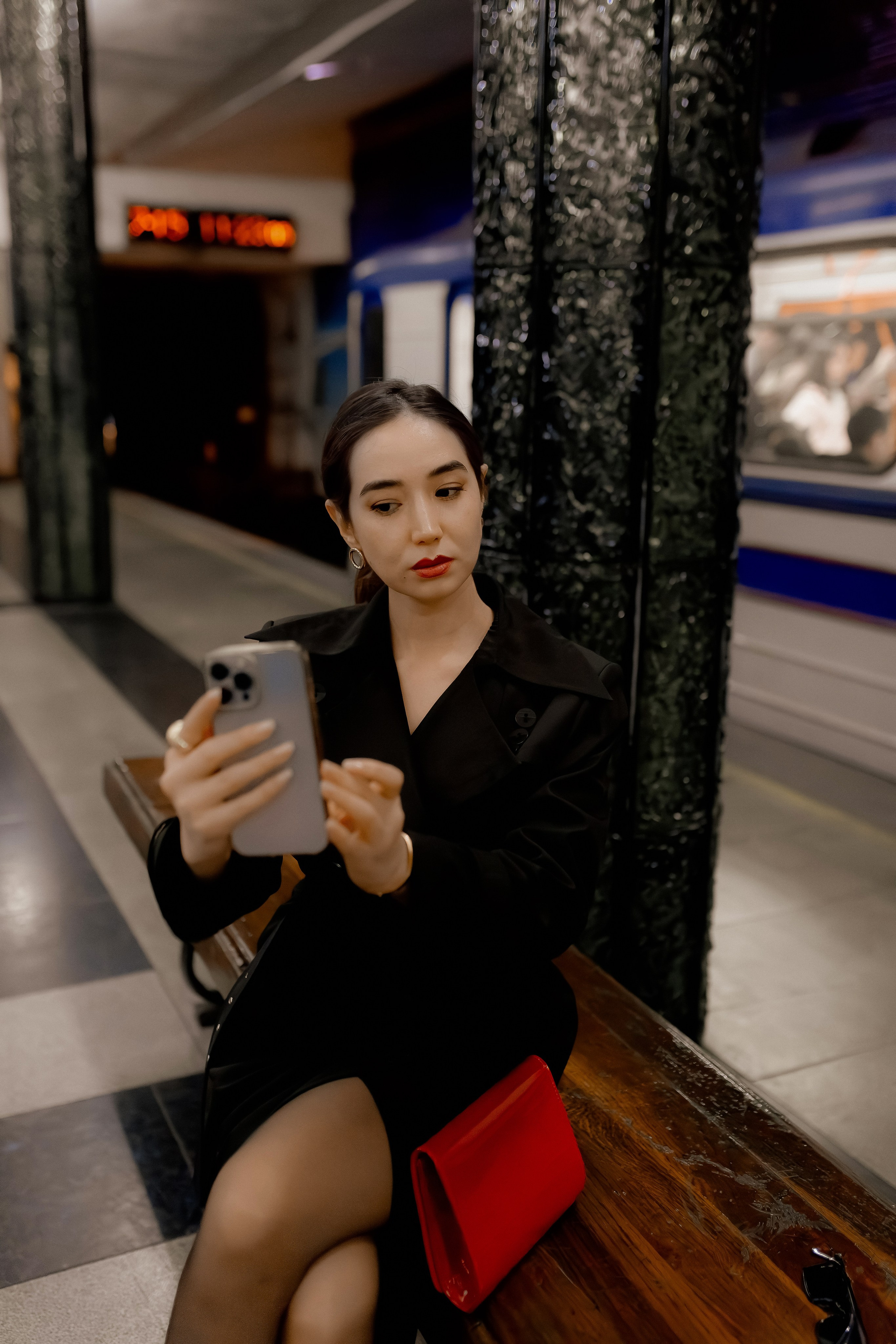 Девушка в ташкентском метро. Фотограф в Ташкенте Надежда Исаева