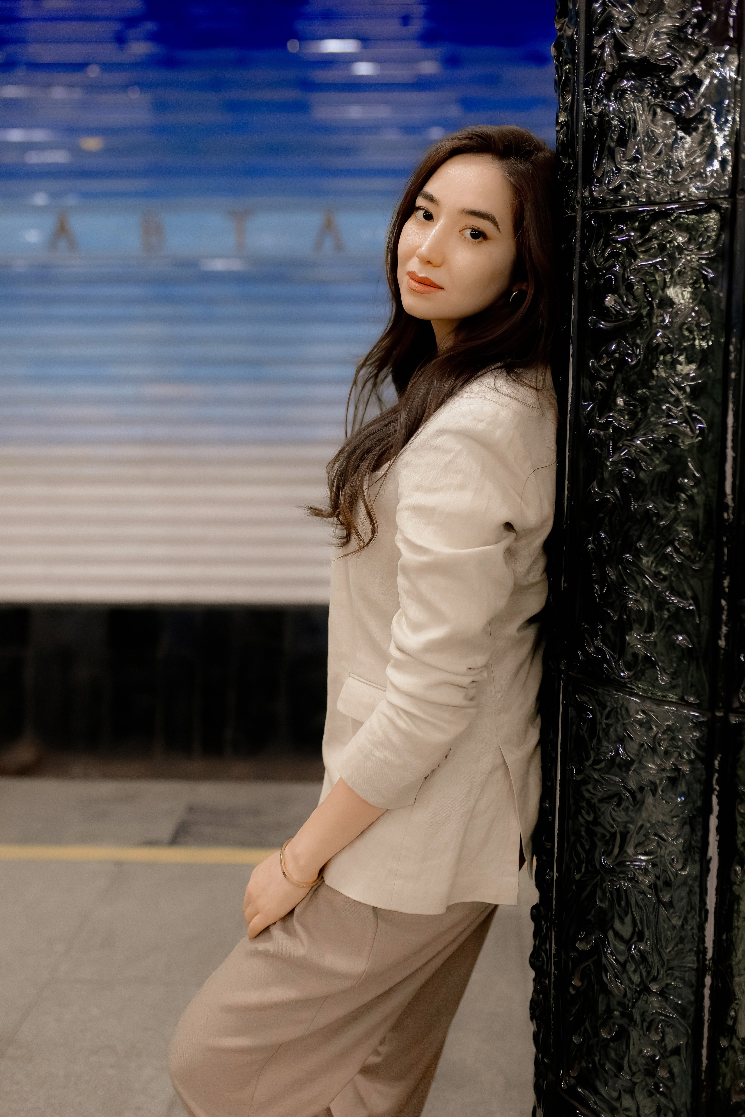 Девушка в ташкентском метро. Фотограф в Ташкенте Надежда Исаева