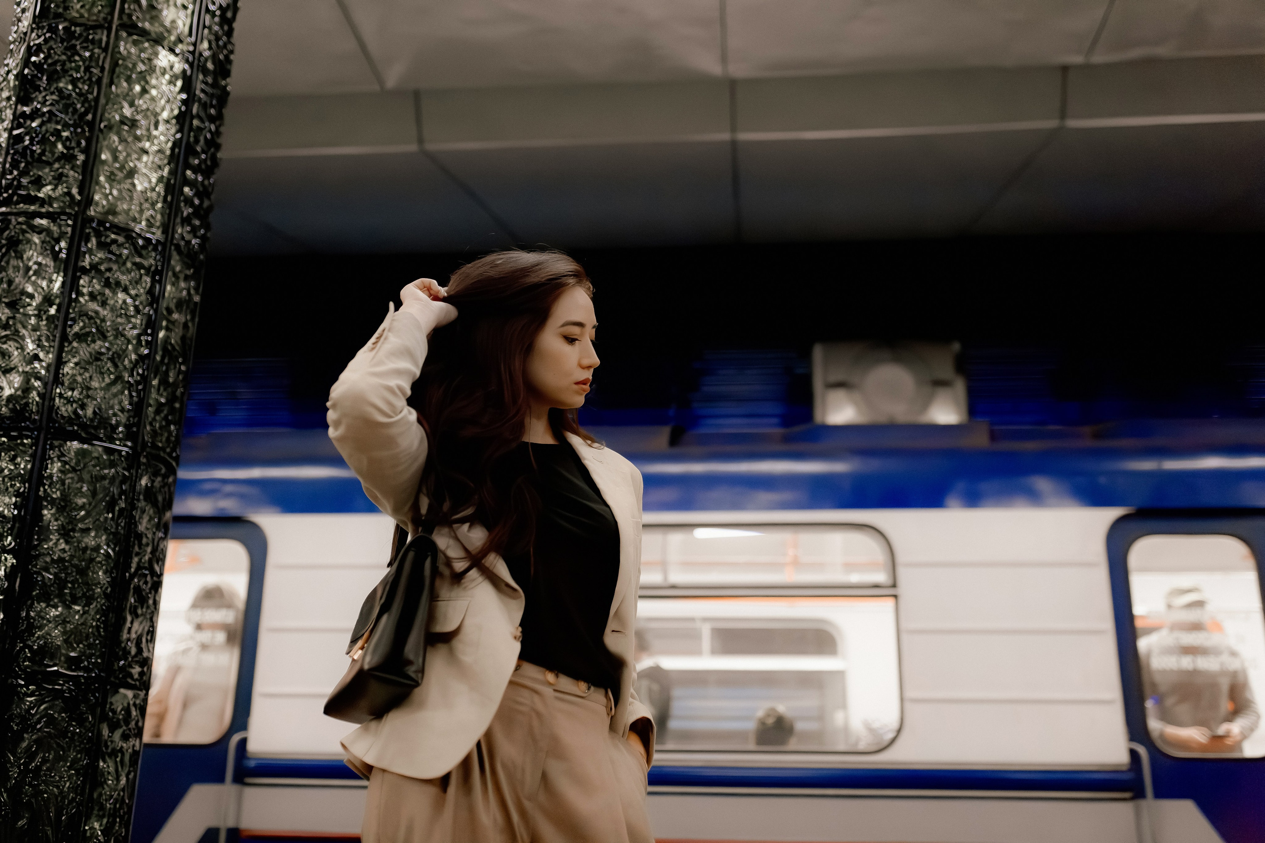 Девушка в ташкентском метро. Фотограф в Ташкенте Надежда Исаева