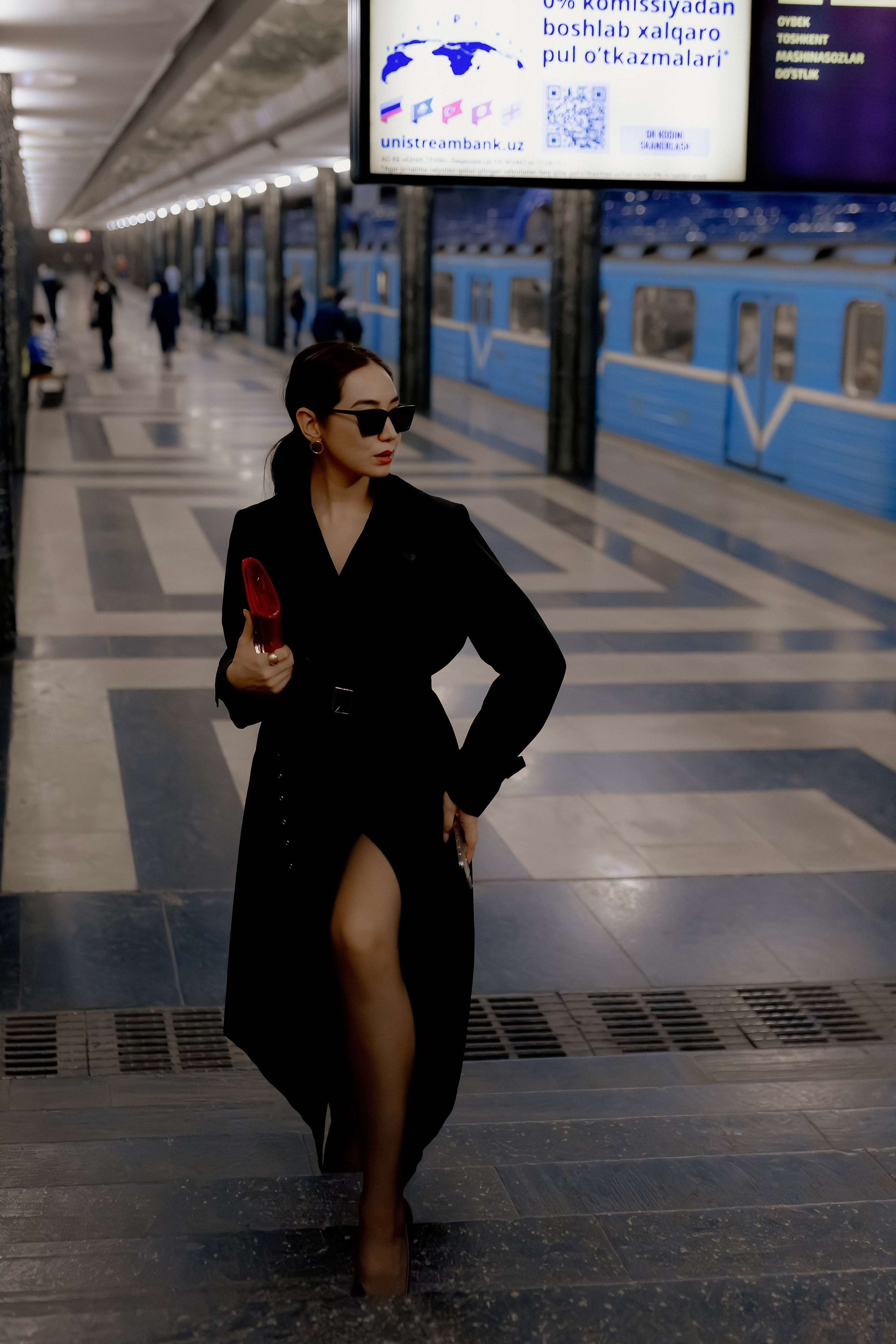 Девушка в ташкентском метро. Фотограф в Ташкенте Надежда Исаева