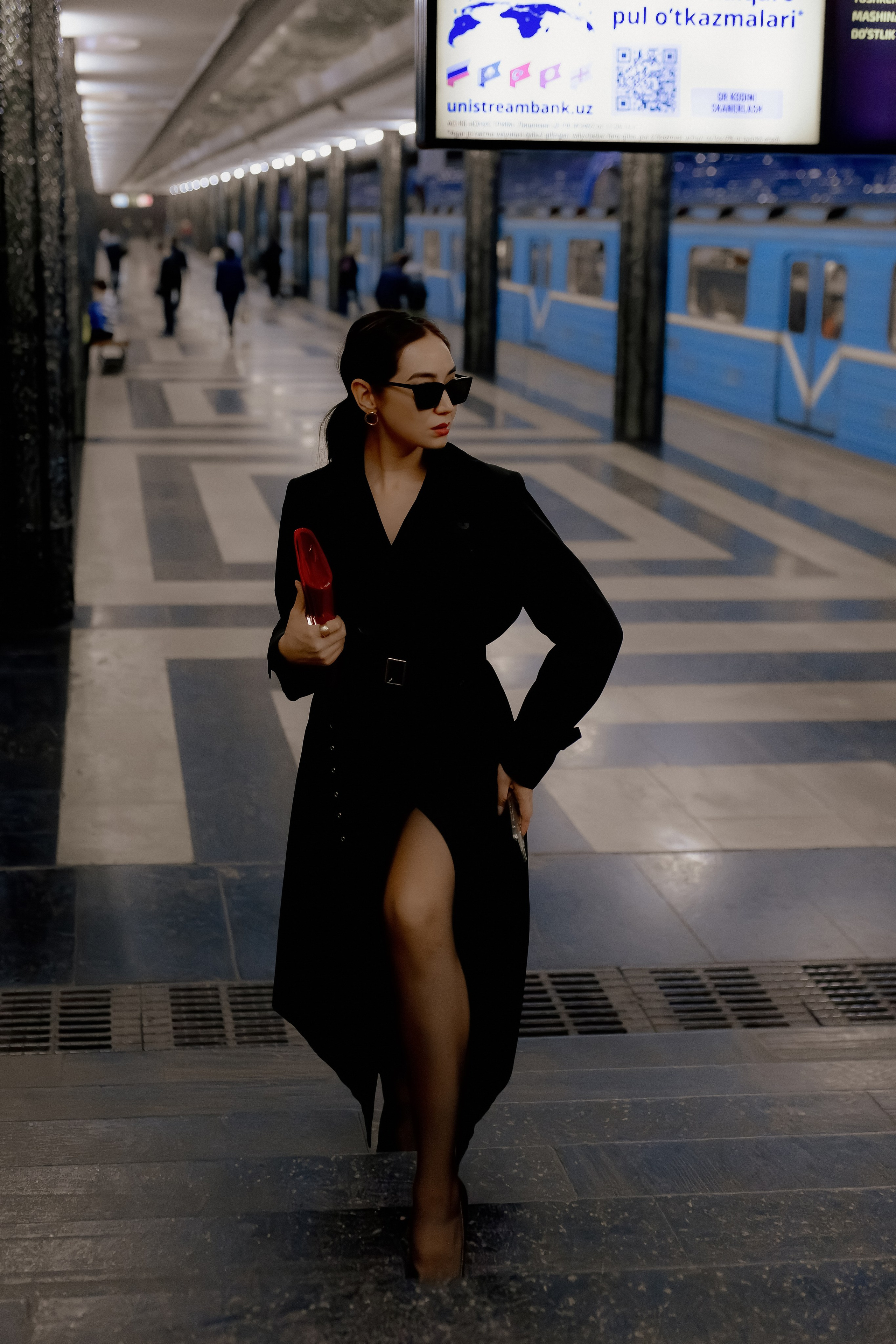 Девушка в ташкентском метро. Фотограф в Ташкенте Надежда Исаева