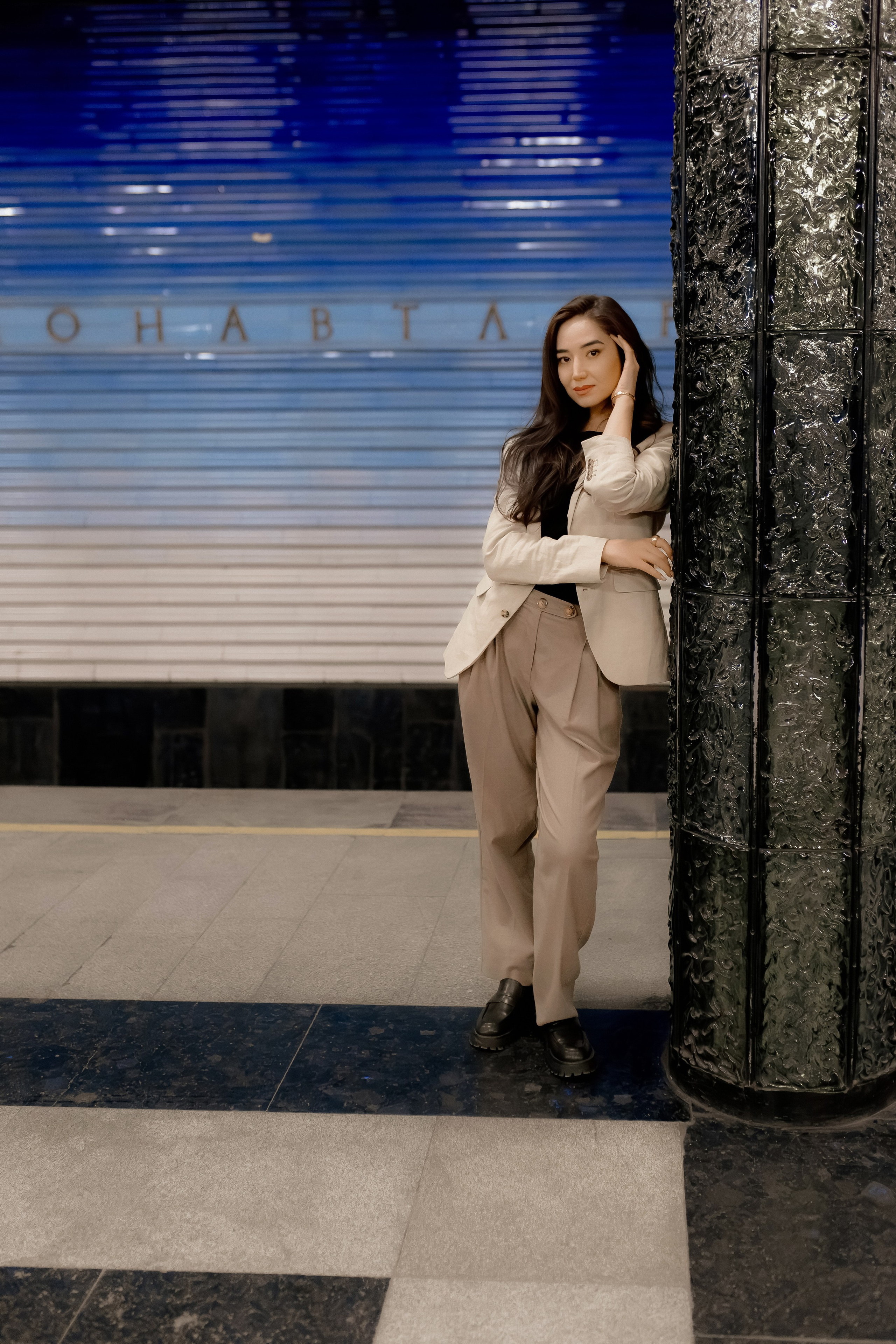 Девушка в ташкентском метро. Фотограф в Ташкенте Надежда Исаева