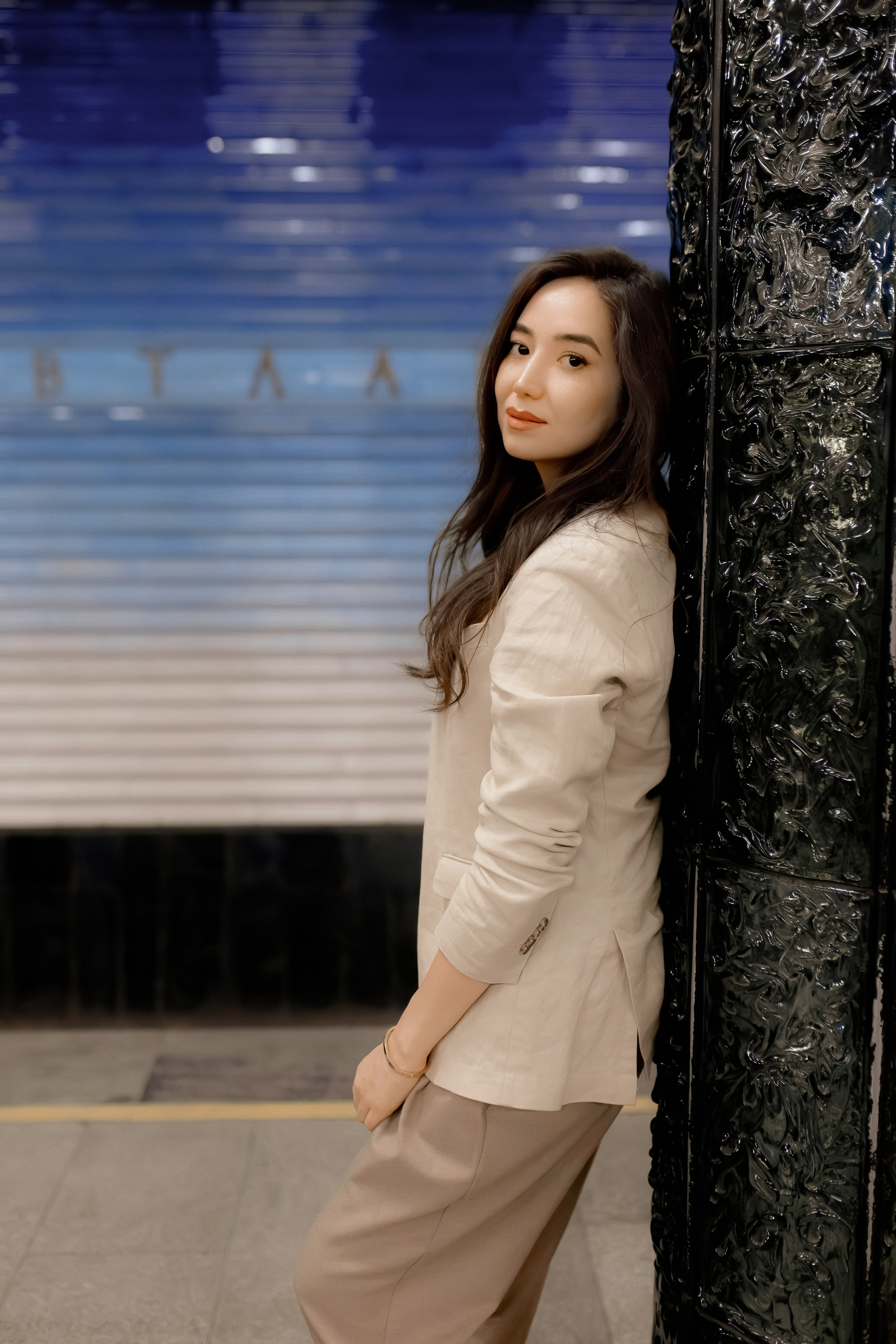 Девушка в ташкентском метро. Фотограф в Ташкенте Надежда Исаева