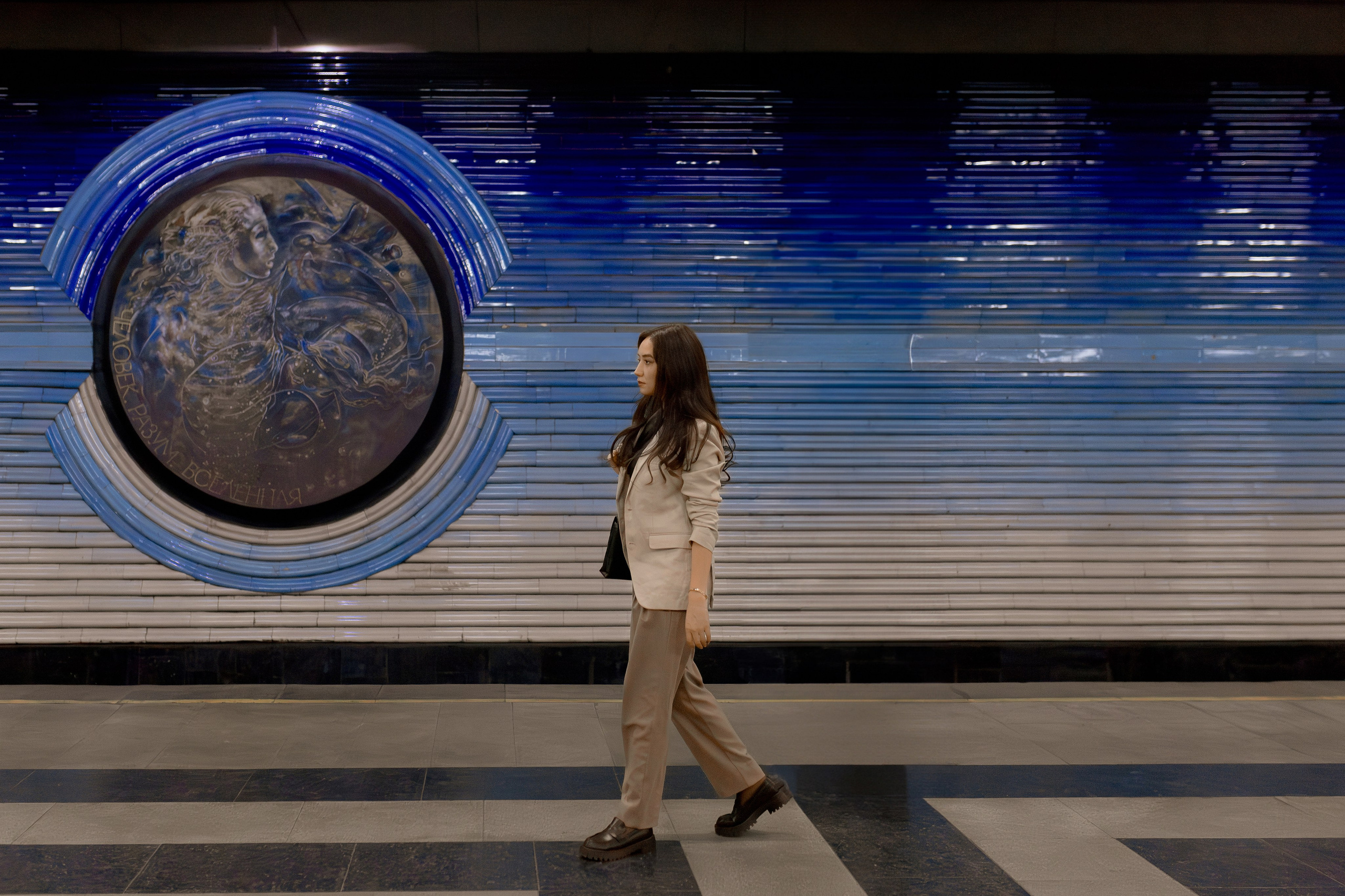 Девушка в ташкентском метро. Фотограф в Ташкенте Надежда Исаева