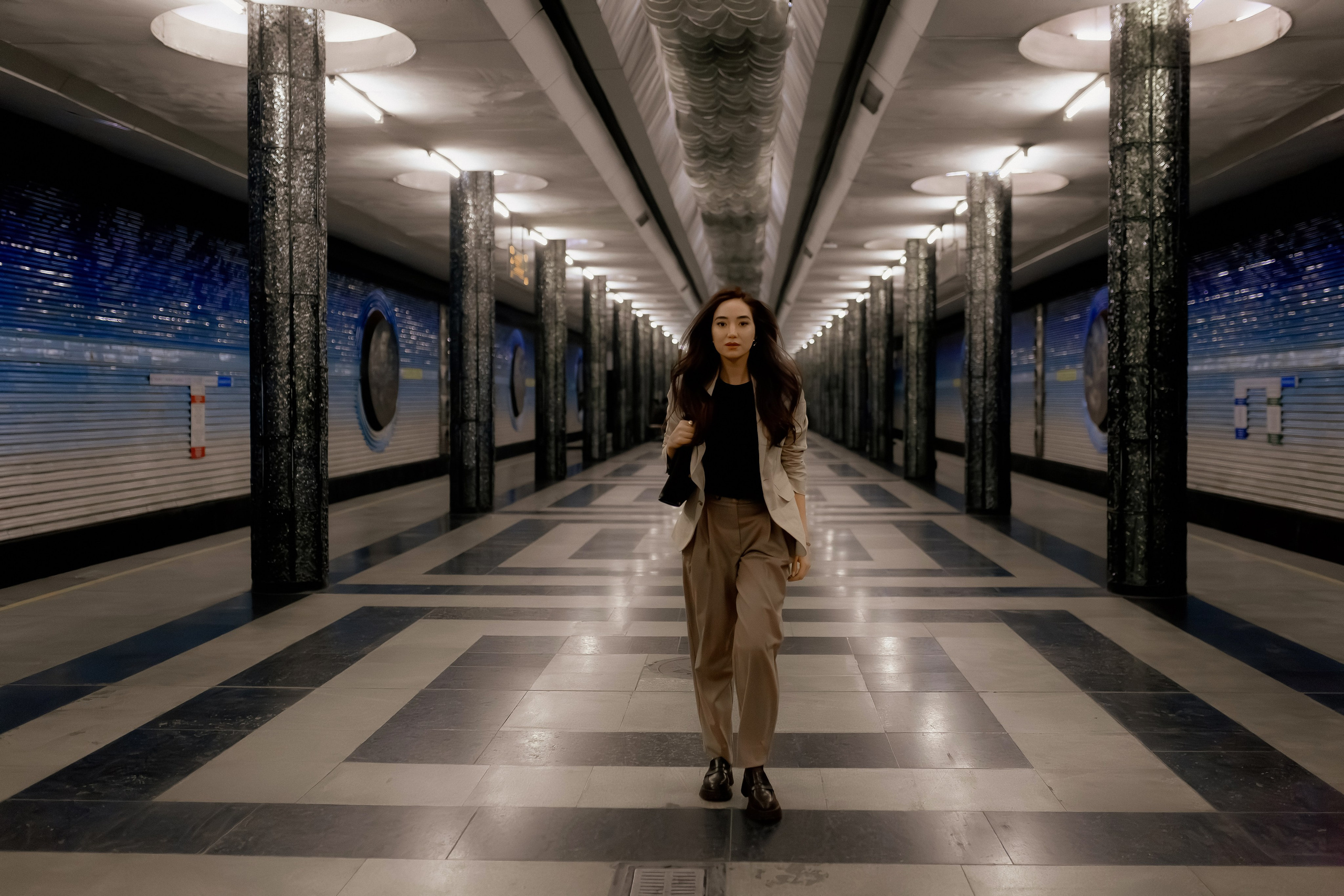 Девушка в ташкентском метро. Фотограф в Ташкенте Надежда Исаева