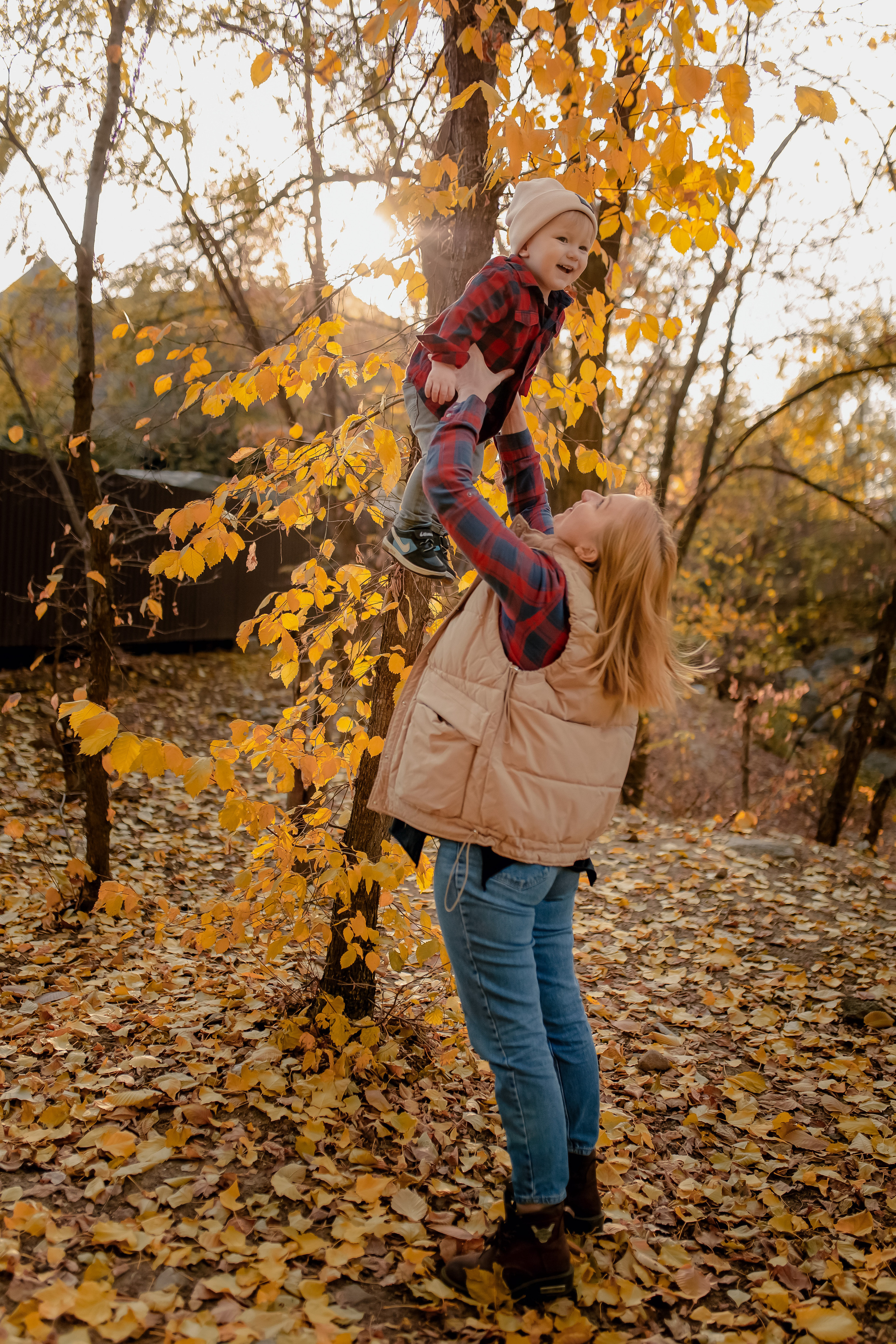 В листьях. Фотограф в Ташкенте Надежда Исаева