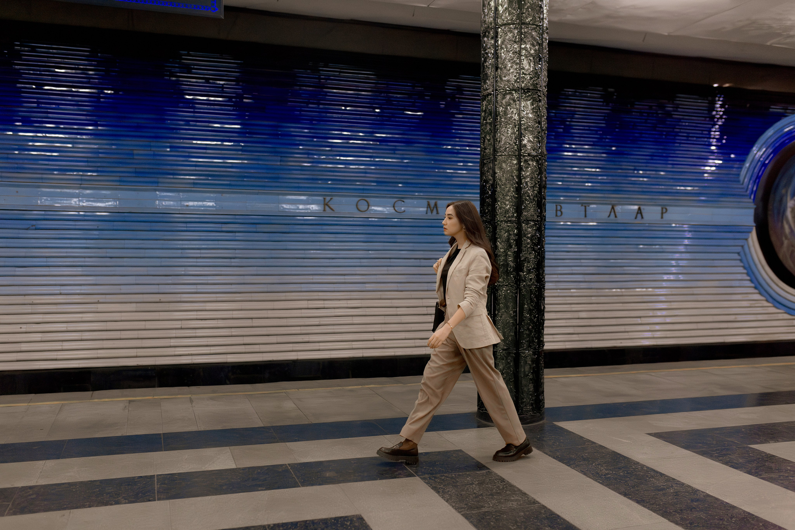 Девушка в ташкентском метро. Фотограф в Ташкенте Надежда Исаева