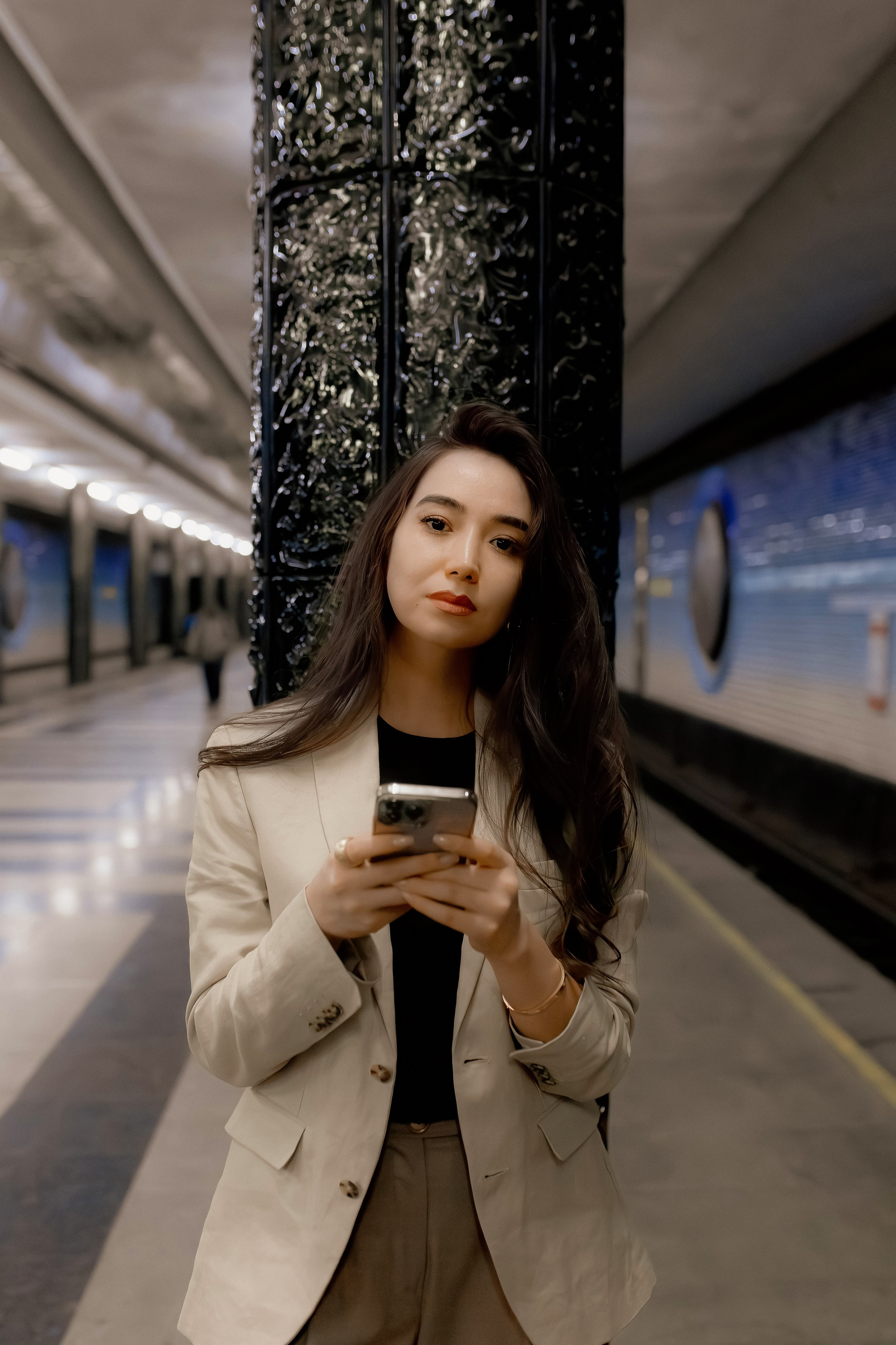 Девушка в ташкентском метро. Фотограф в Ташкенте Надежда Исаева