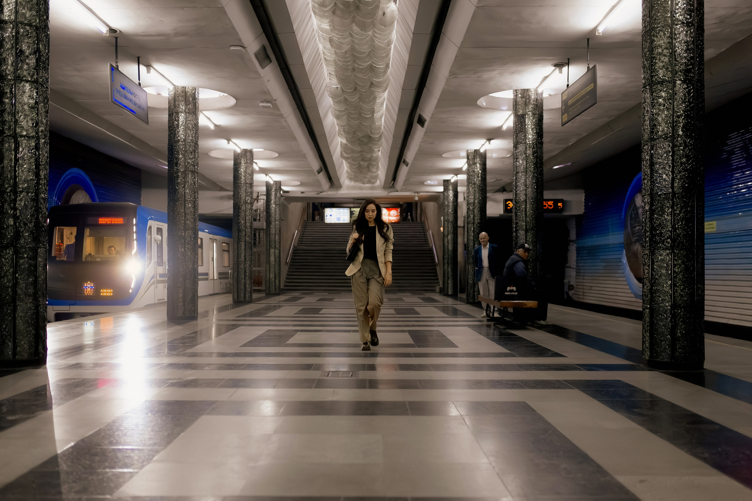 Девушка в ташкентском метро. Фотограф в Ташкенте Надежда Исаева