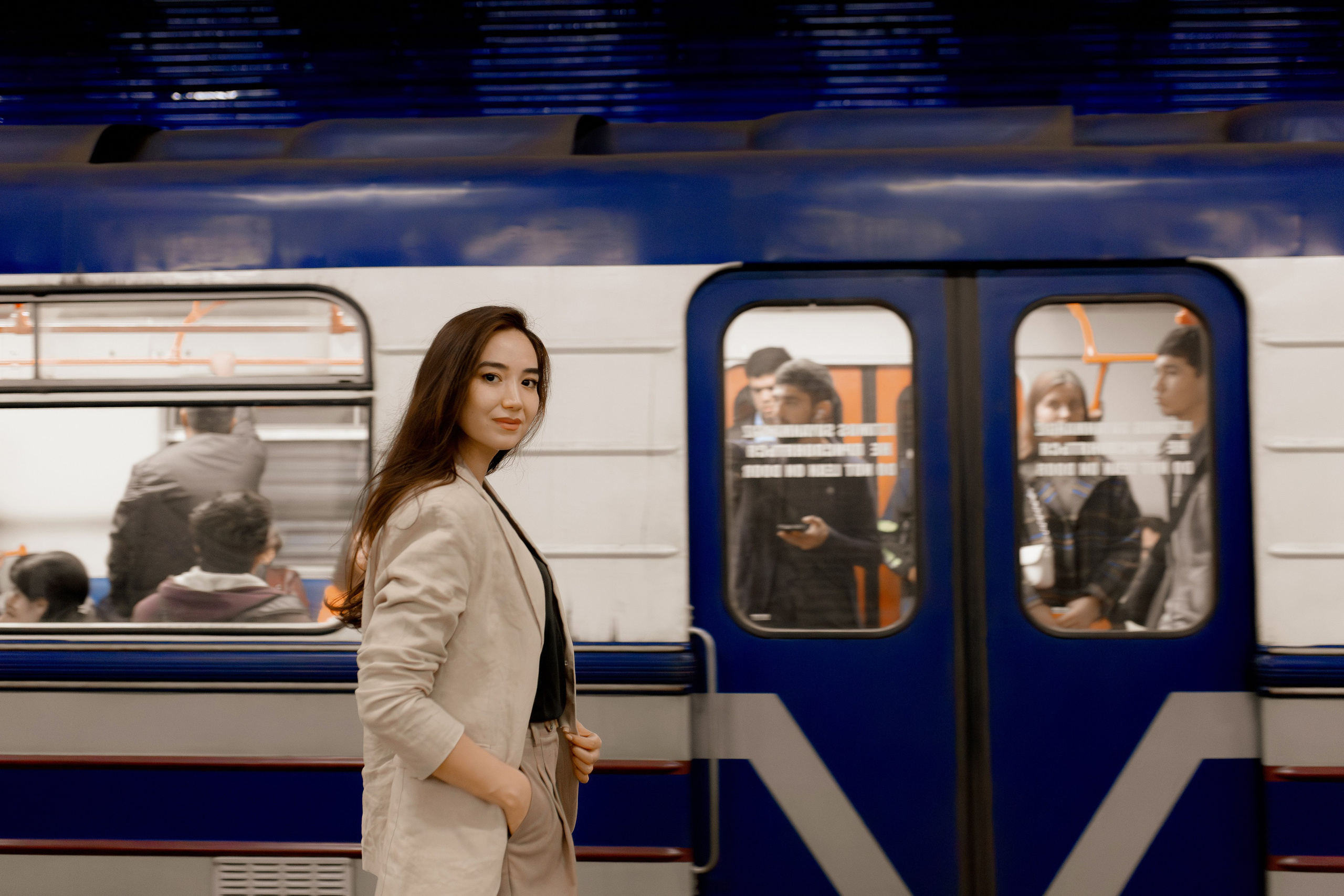 Девушка в ташкентском метро. Фотограф в Ташкенте Надежда Исаева