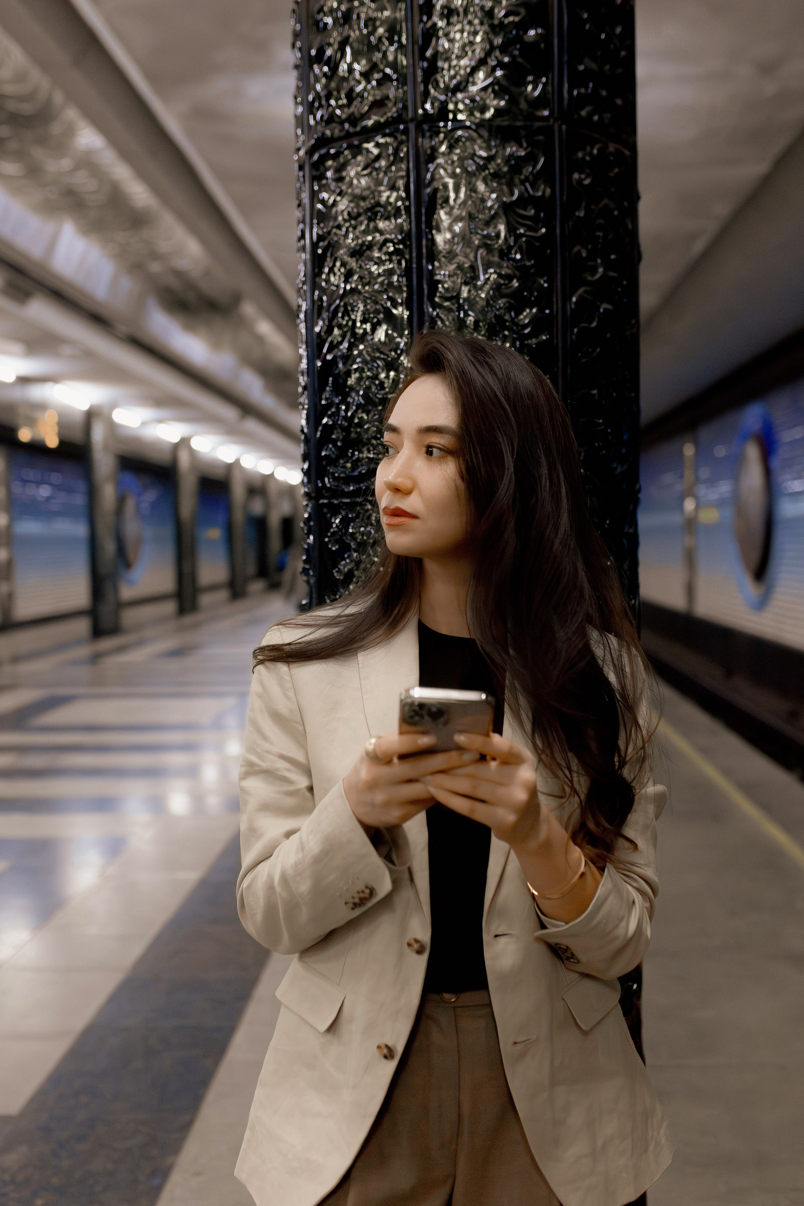 Девушка в ташкентском метро. Фотограф в Ташкенте Надежда Исаева