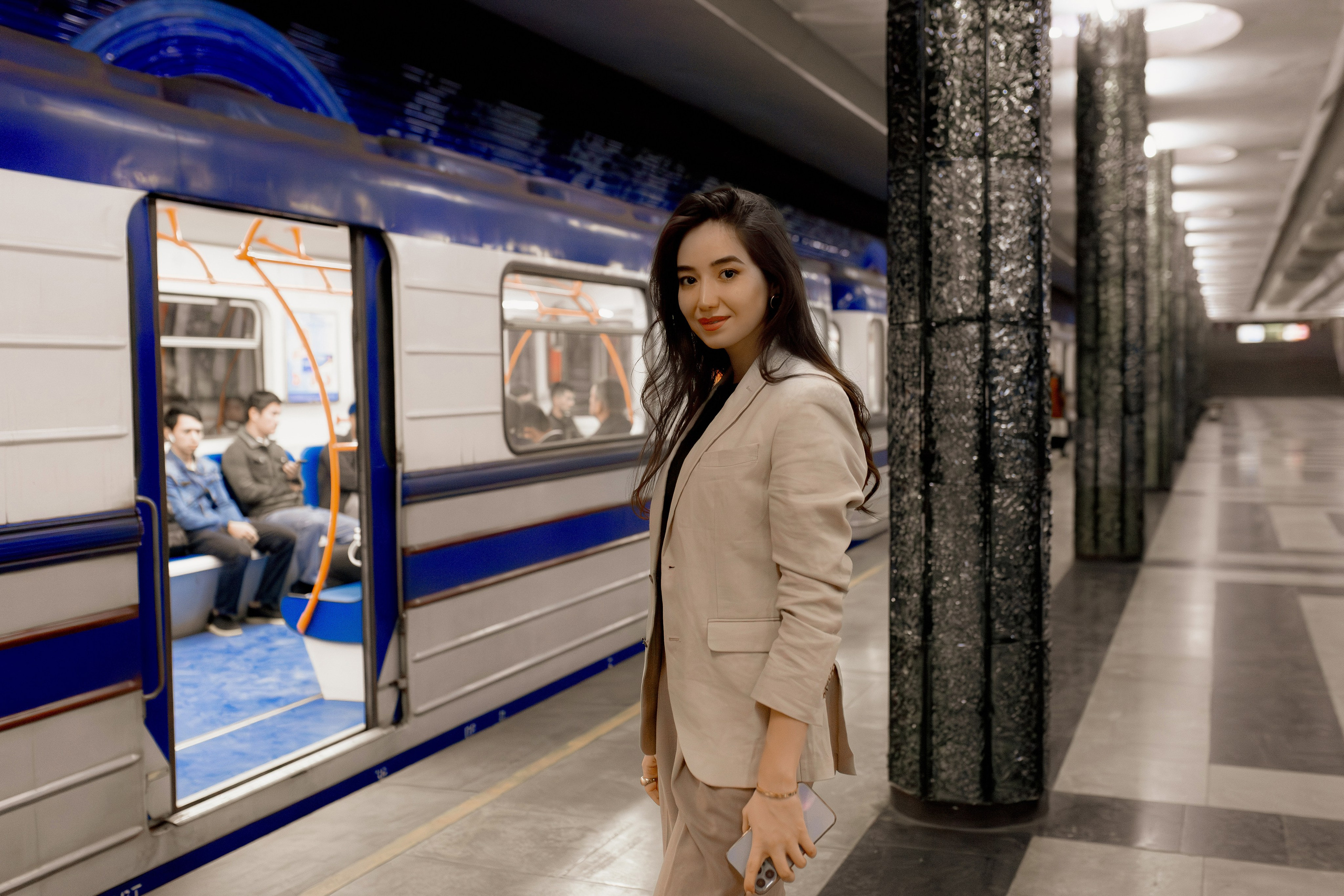 Девушка в ташкентском метро. Фотограф в Ташкенте Надежда Исаева