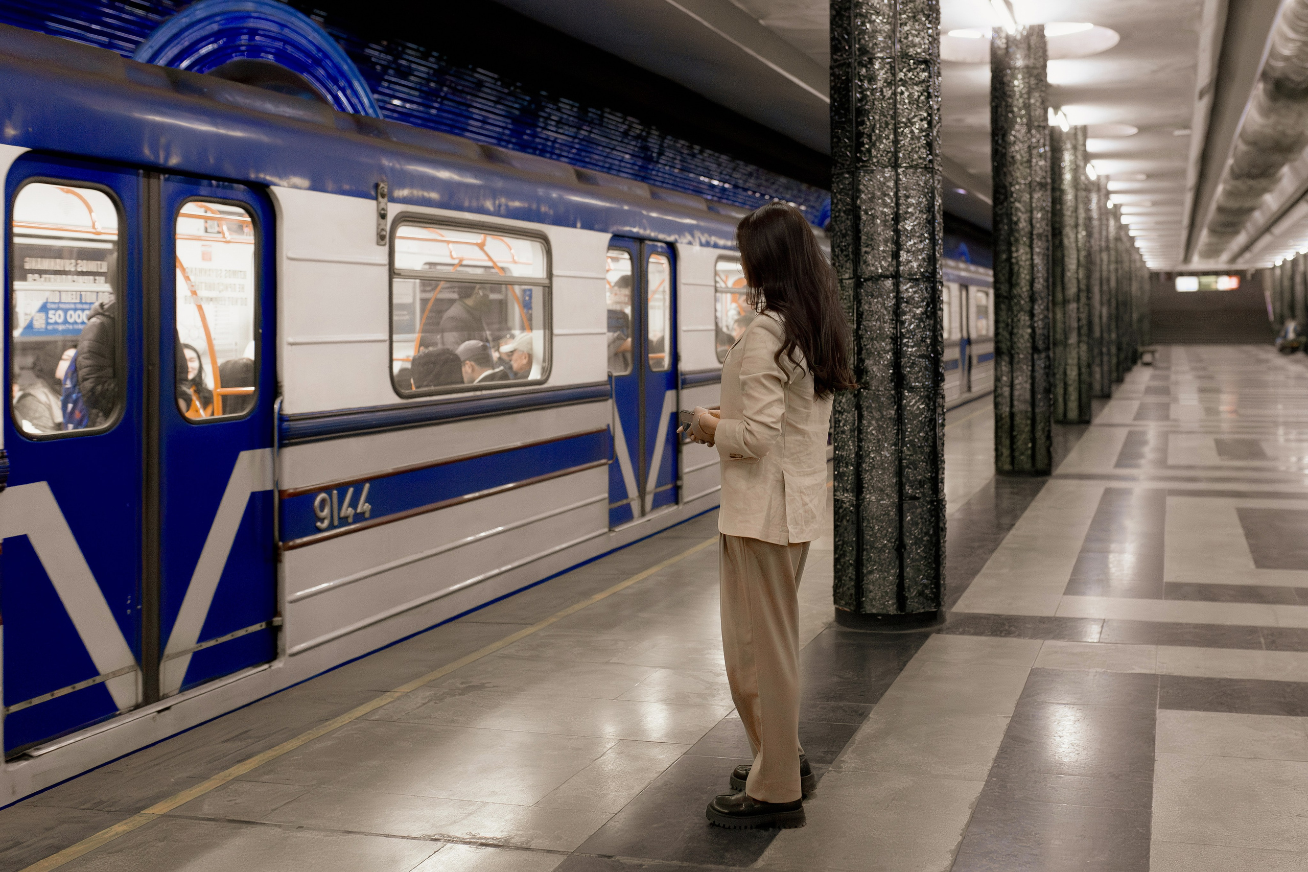 Девушка в ташкентском метро. Фотограф в Ташкенте Надежда Исаева