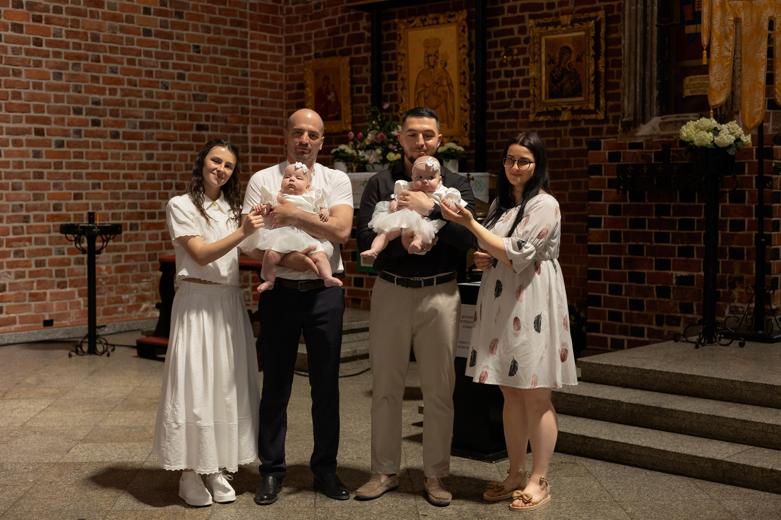 Фотосесія хрещення близнюків в греко-католицькому костьолі. Семейный фотограф Вроцлав Анна Цуканова