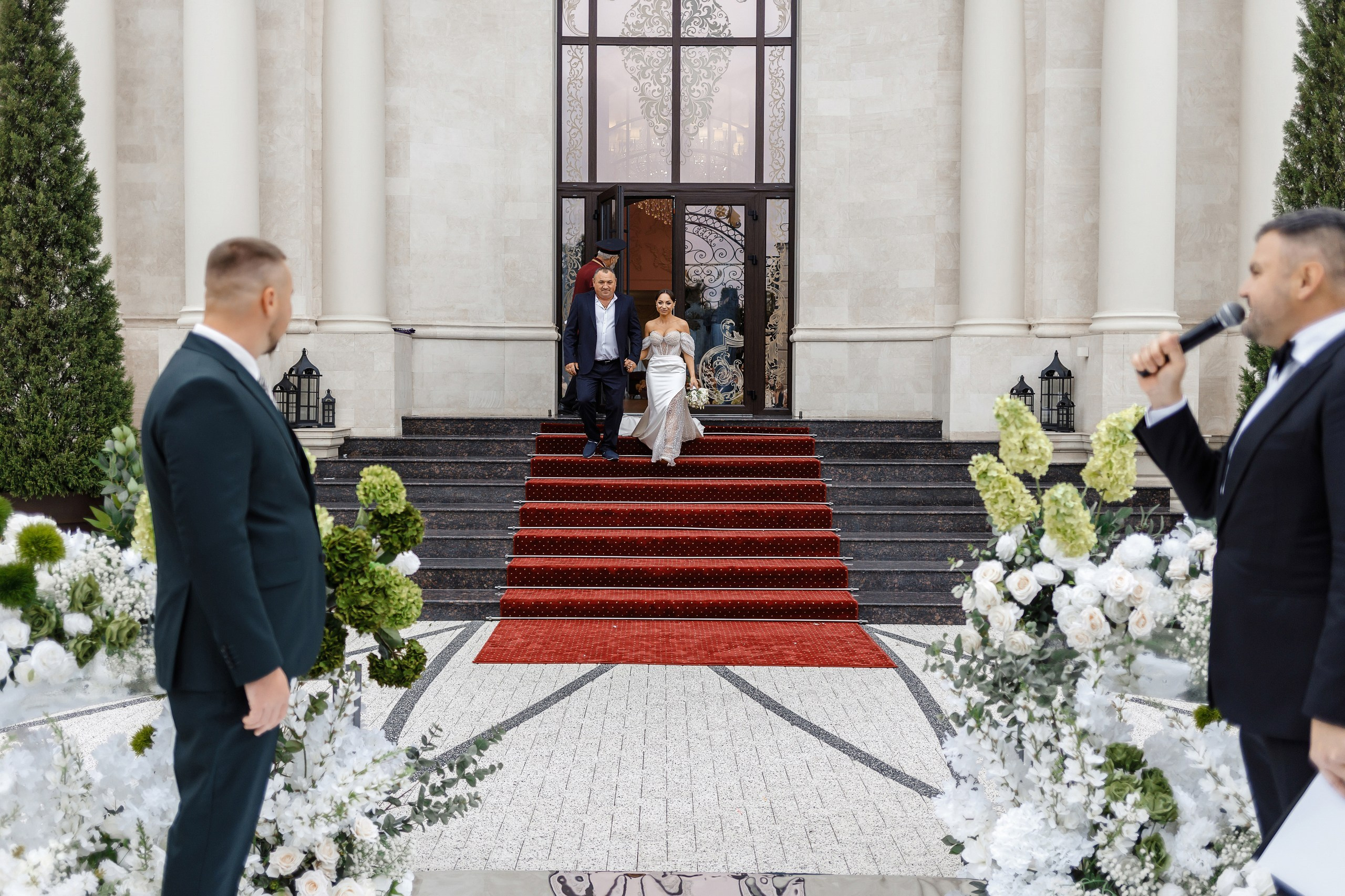 Момент когда сердце жениха начинает биться чаще.                            Moment emoționant la ceremonia de nuntă — mirele își așteaptă mireasa.