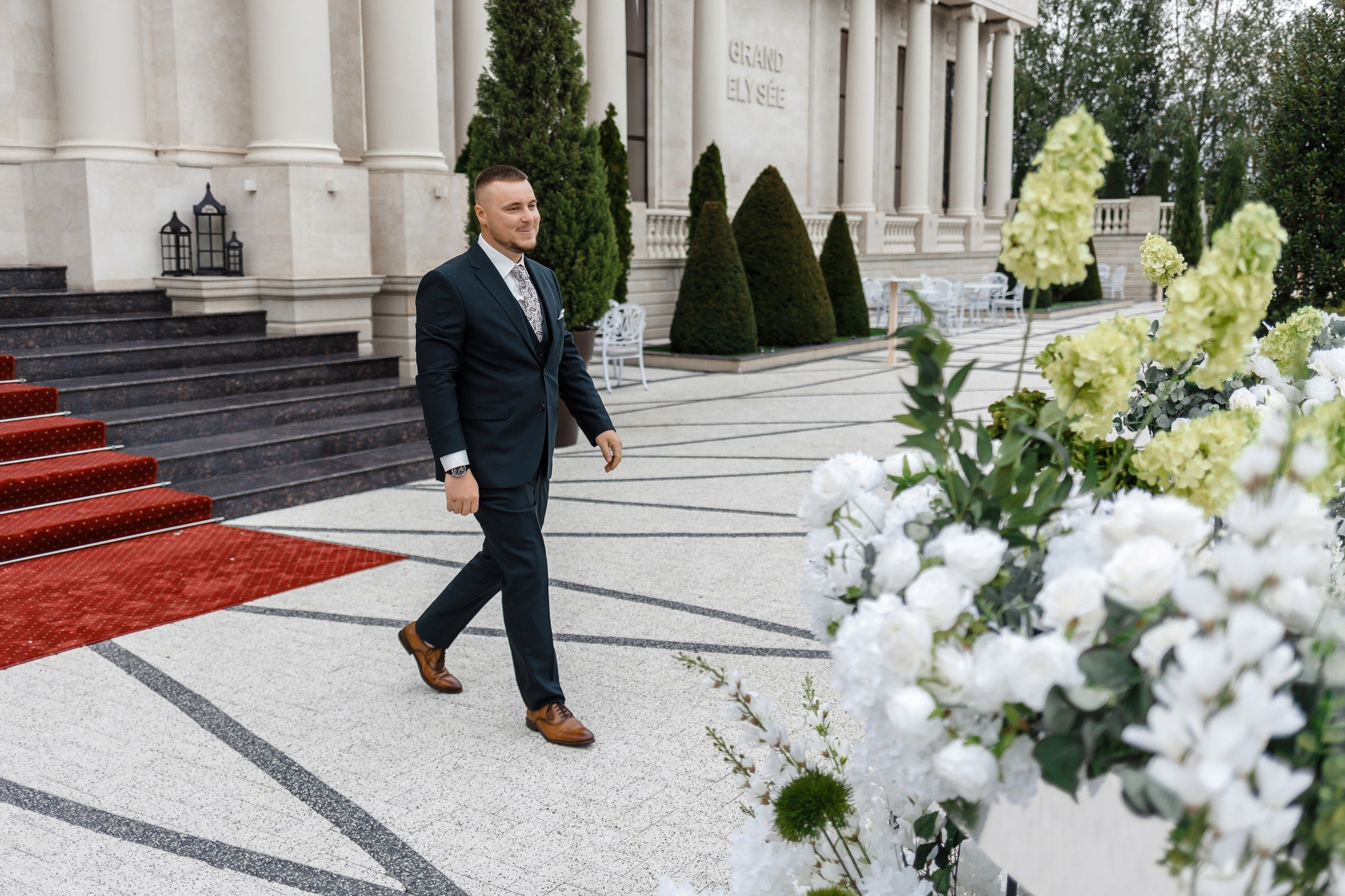 Выход жениха на церемонии ведущий Евгений Конарев.          Momentul emoționant al ieșirii mirelui la ceremonie — nuntă cu moderator Eugen Conarev.