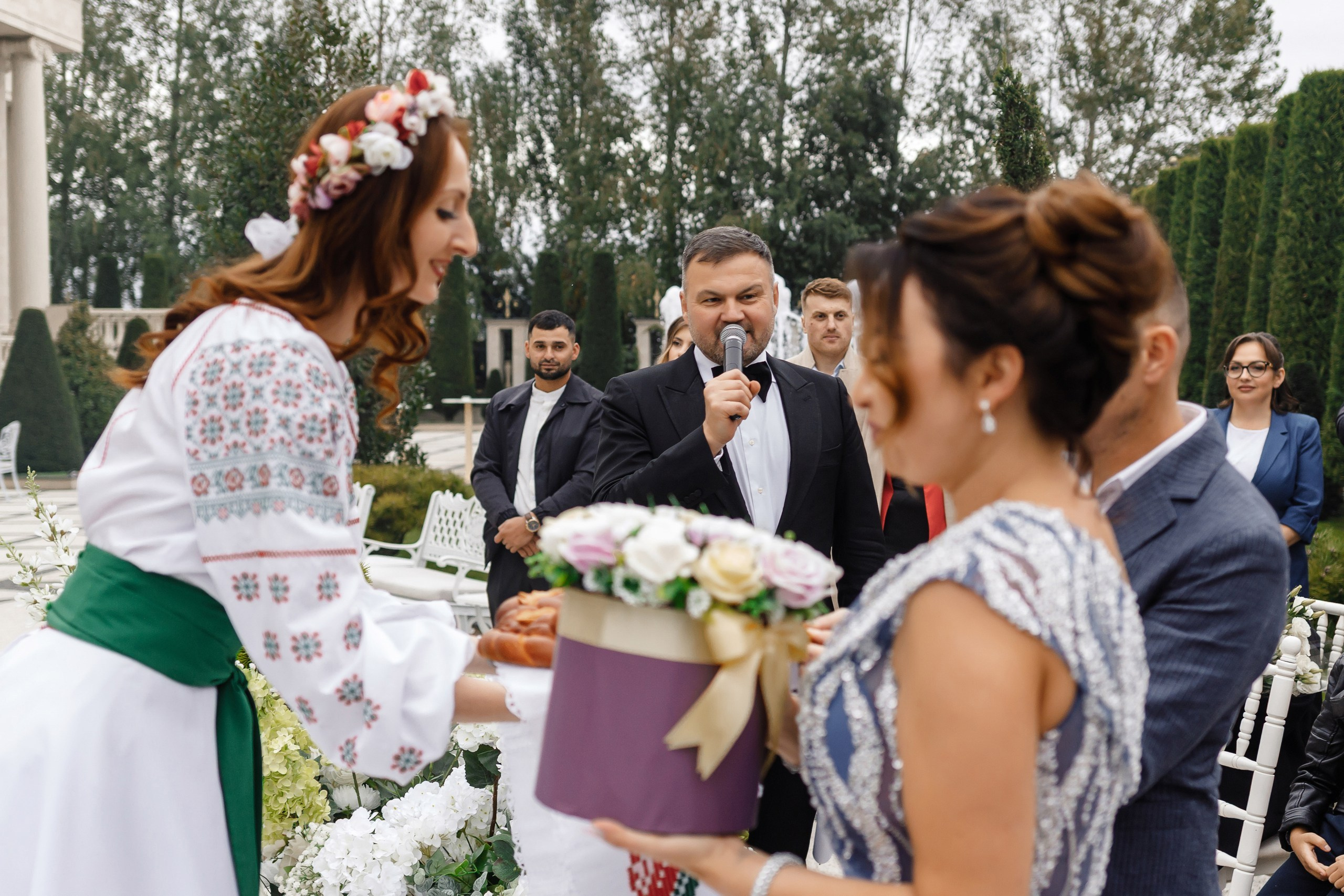 Традиционная встреча хлебом и солью.                                                    Tradiționala întâmpinare a mirilor cu pâine și sare la nunta lui Victor și Nicoleta.