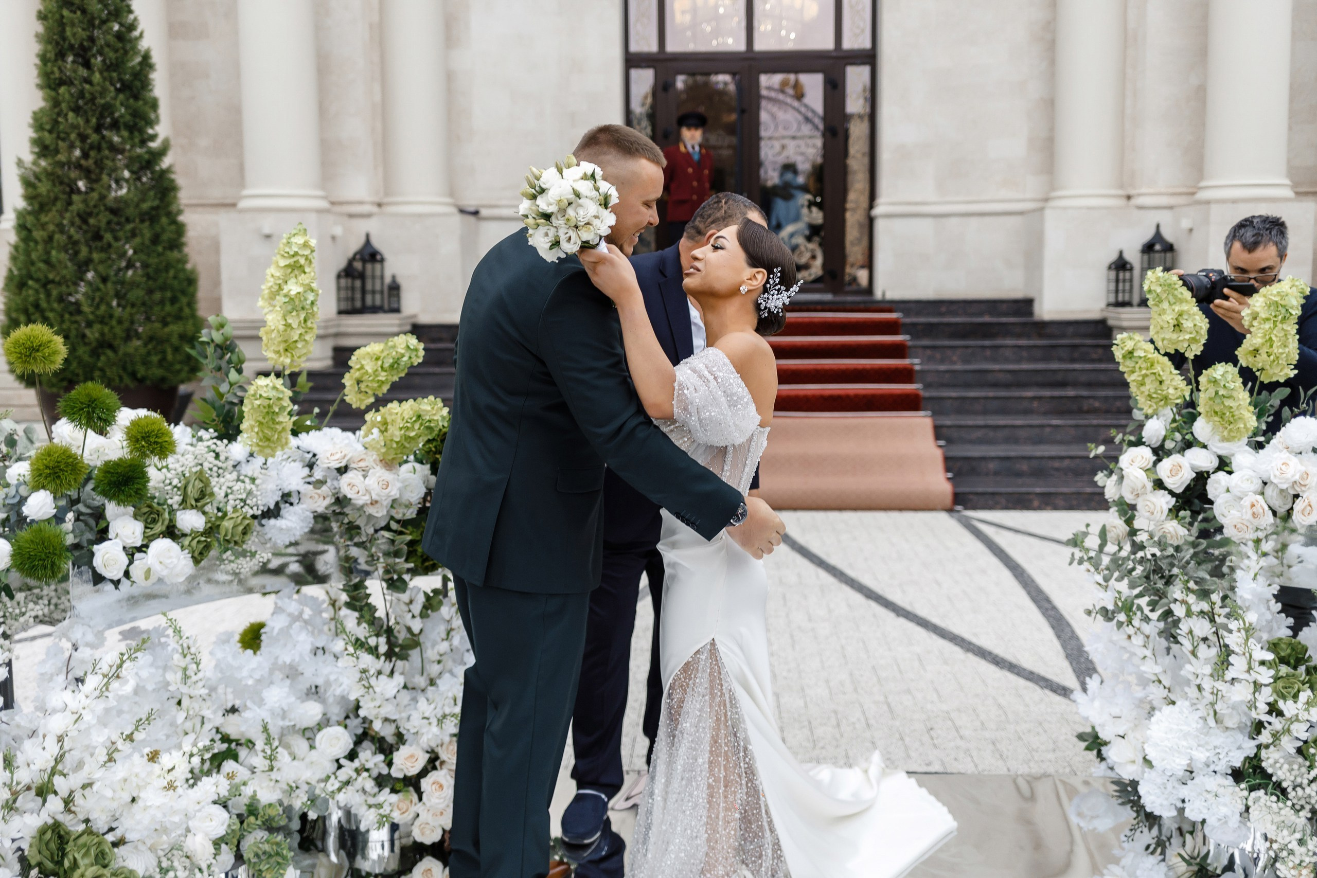 Горько для гостей-сладко для молодоженов.                                            Pentru invitați — „amar”, pentru miri — dulce și plin de iubire.