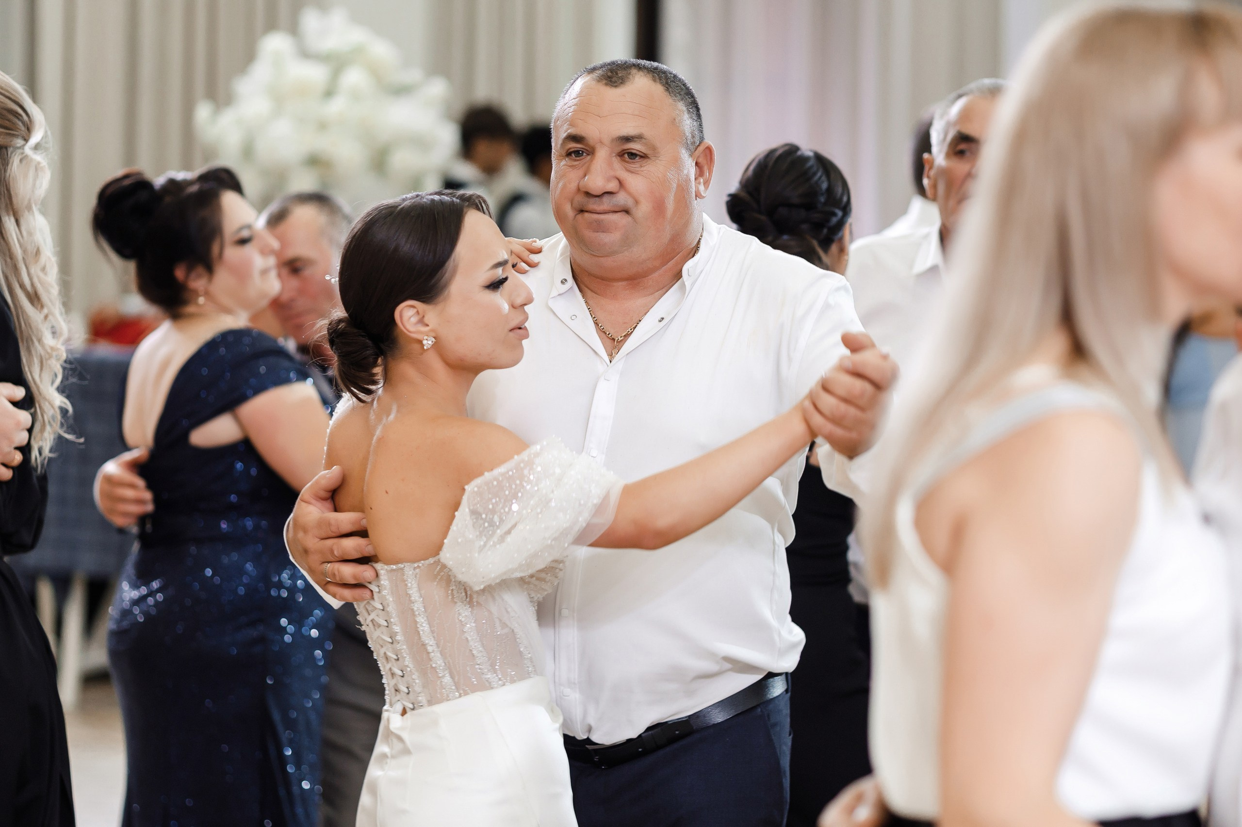Танец отца с дочкой.Dansul tatălui cu fiica la nunta lui Victor și Nicoleta — moment emoționant și plin de iubire.