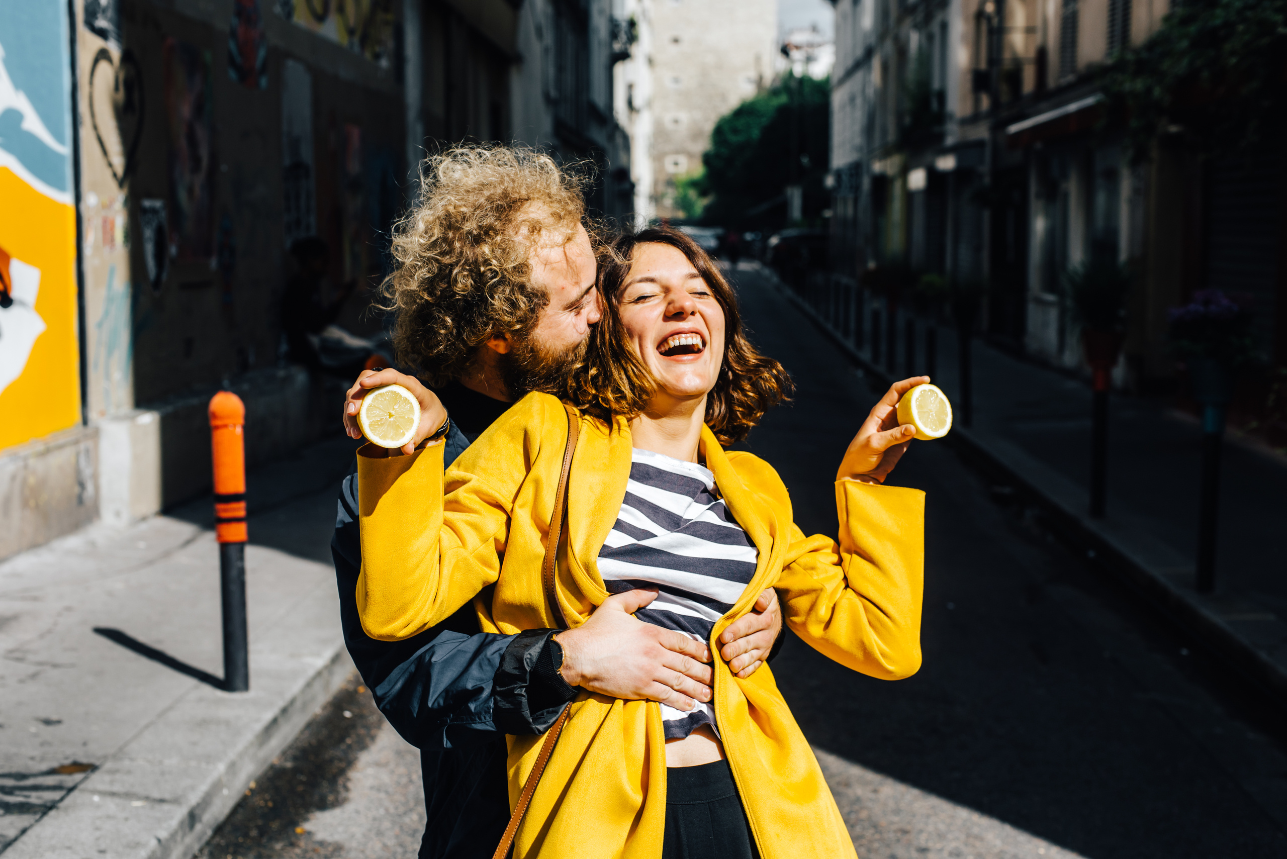 Прогулка молодой пары по улицам Парижа. Фотограф Дмитро Чернявський