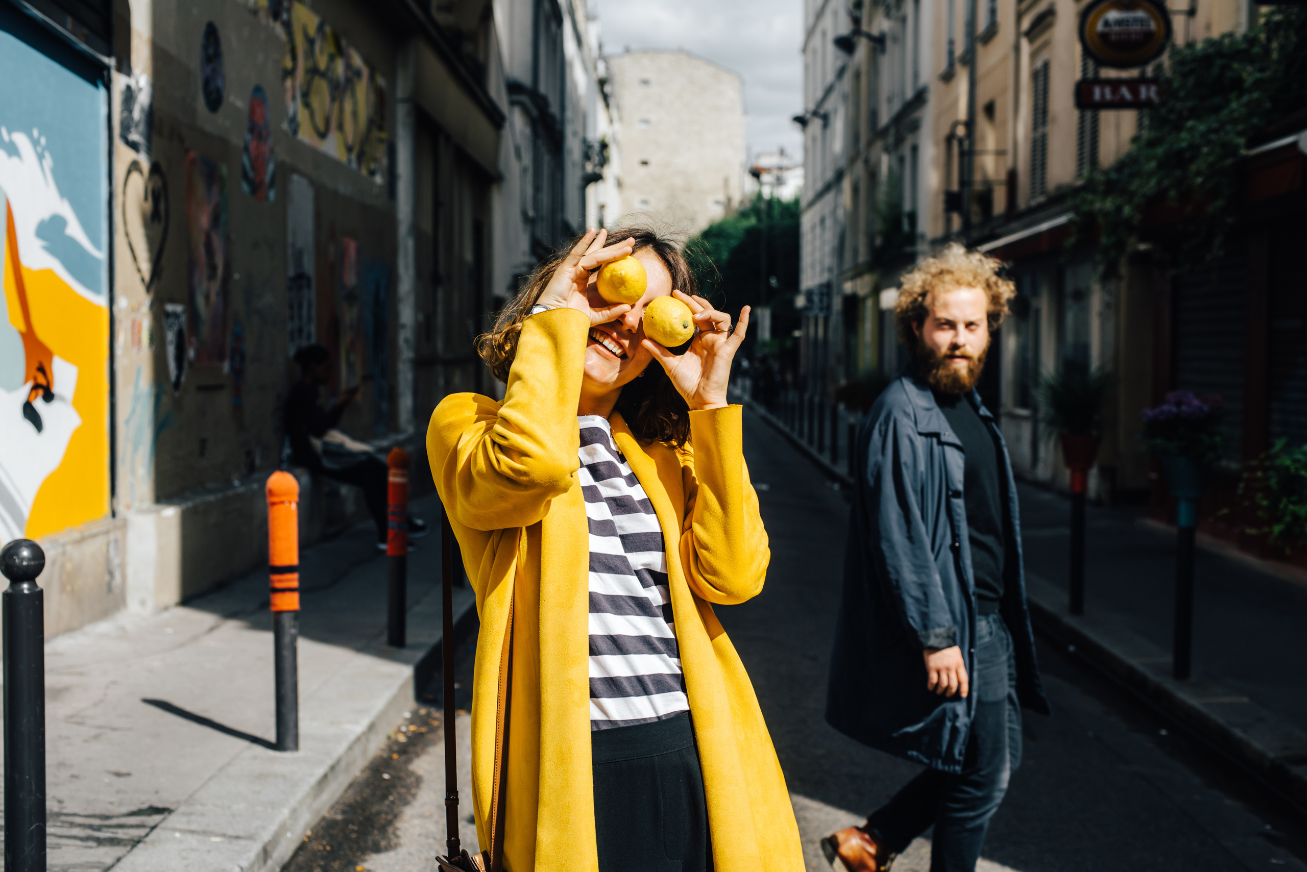 Прогулка молодой пары по улицам Парижа. Фотограф Дмитро Чернявський