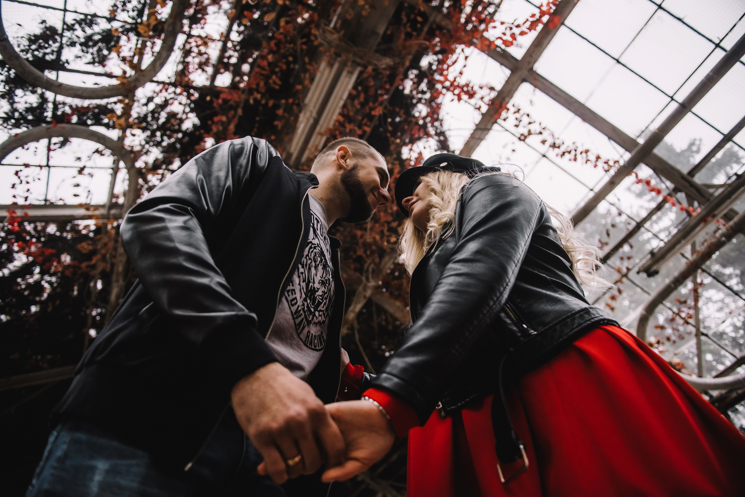 Фотосессия красивой пары в оранжерее. Фотограф Дмитро Чернявський