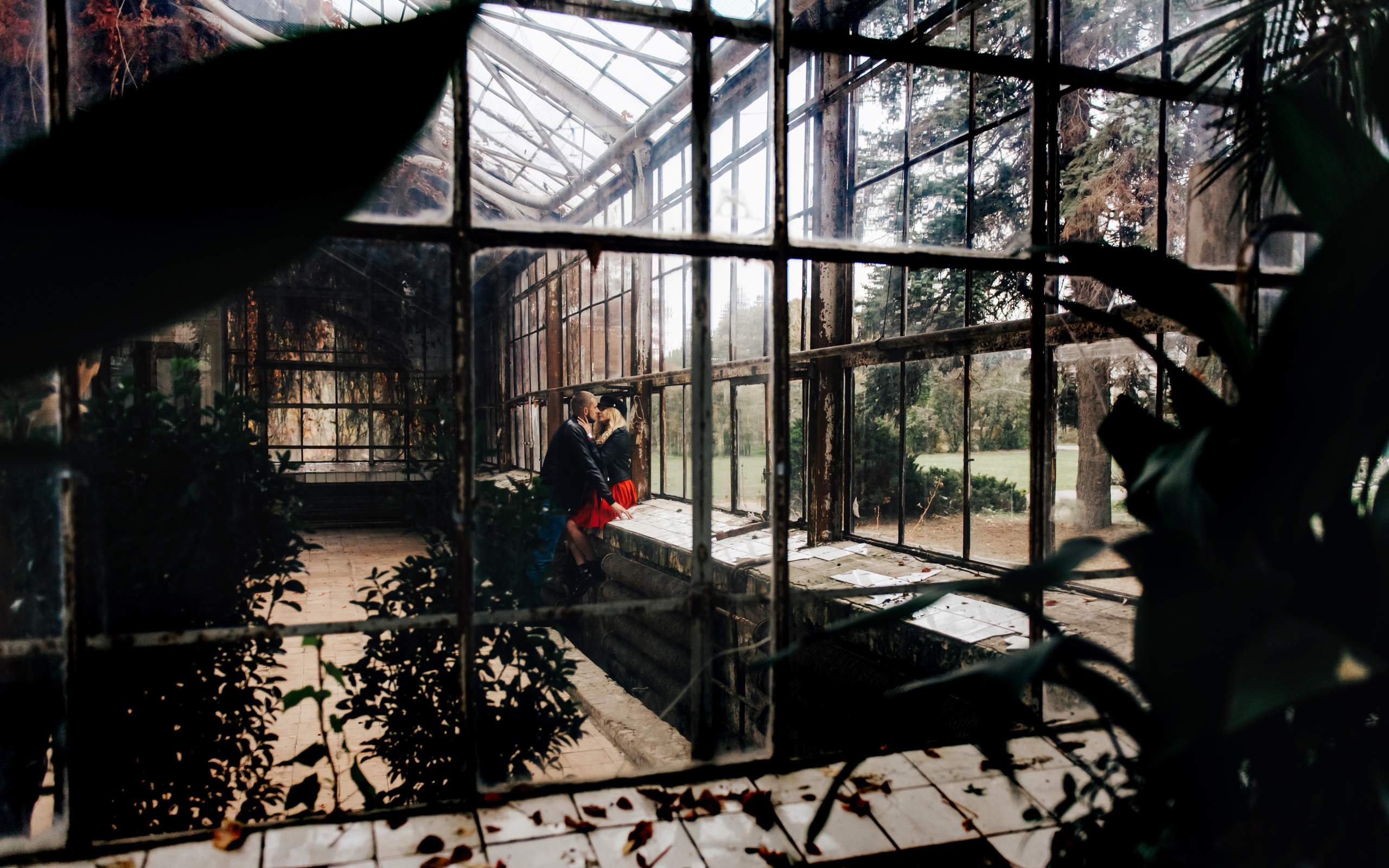 Фотосессия красивой пары в оранжерее. Фотограф Дмитро Чернявський